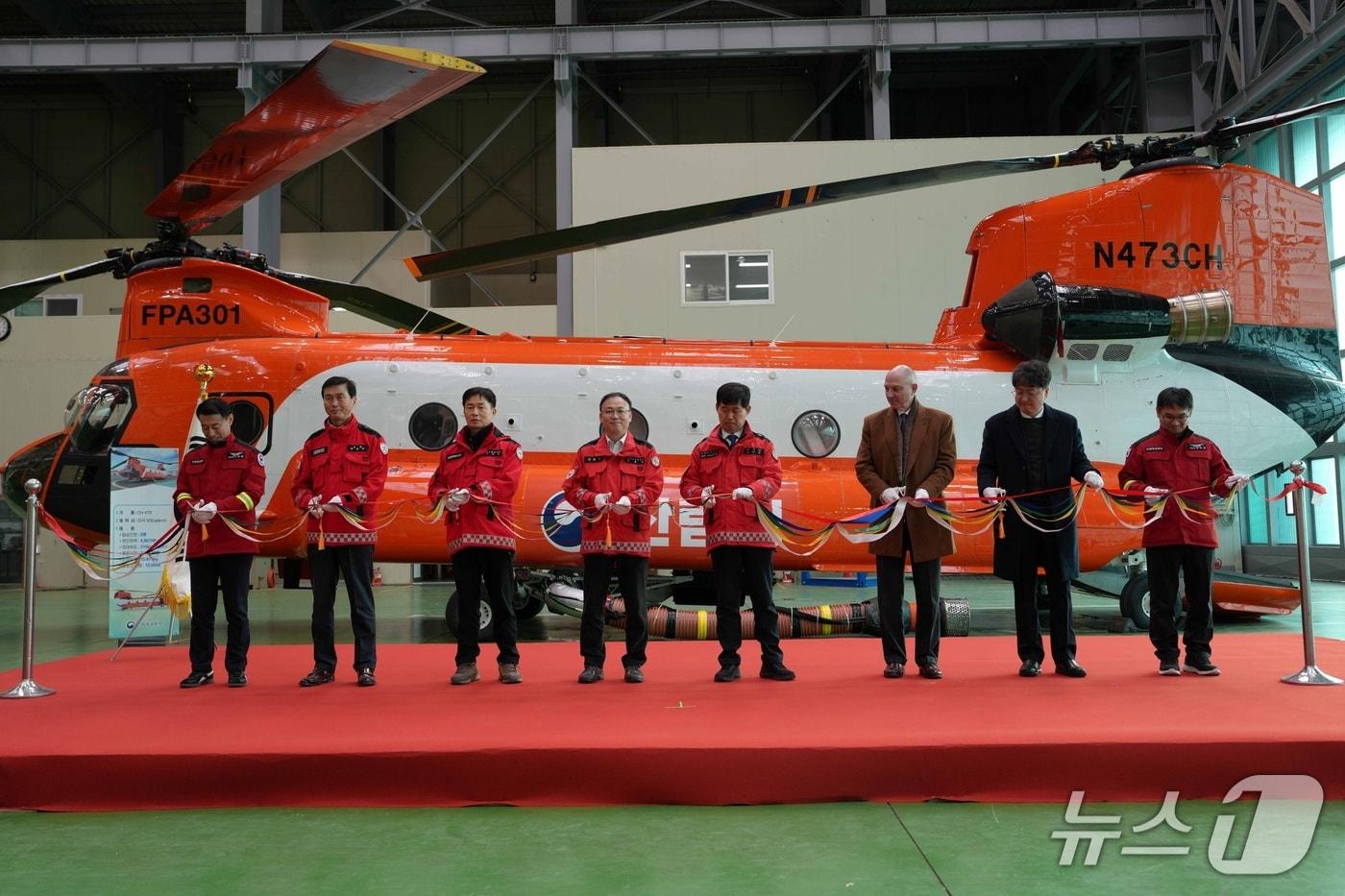 본문 이미지 - 이용권 산림청 산림재난통제관(왼쪽 네 번째)이 시누크 헬기 도입식에 참석해 관계자들과 기념촬영을 하고 있다. (산림청 제공.재판매 및 DB 금지)/뉴스1