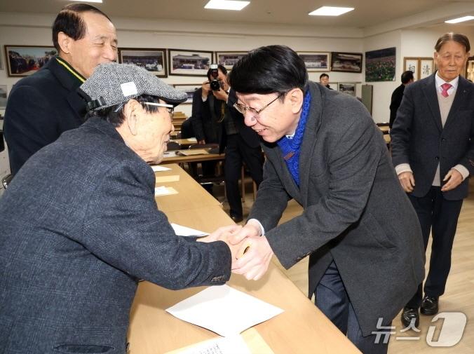 본문 이미지 - 우범기 전주시장이 23일 기령당을 찾아 노인들에게 안부인사를 건네고 애로사항 등을 청취했다. 기령당은 429년의 역사를 가진 대한민국에서 가장 오래된 경로당이다.(전주시 제공, 재판매 및 DB 금지)/뉴스1