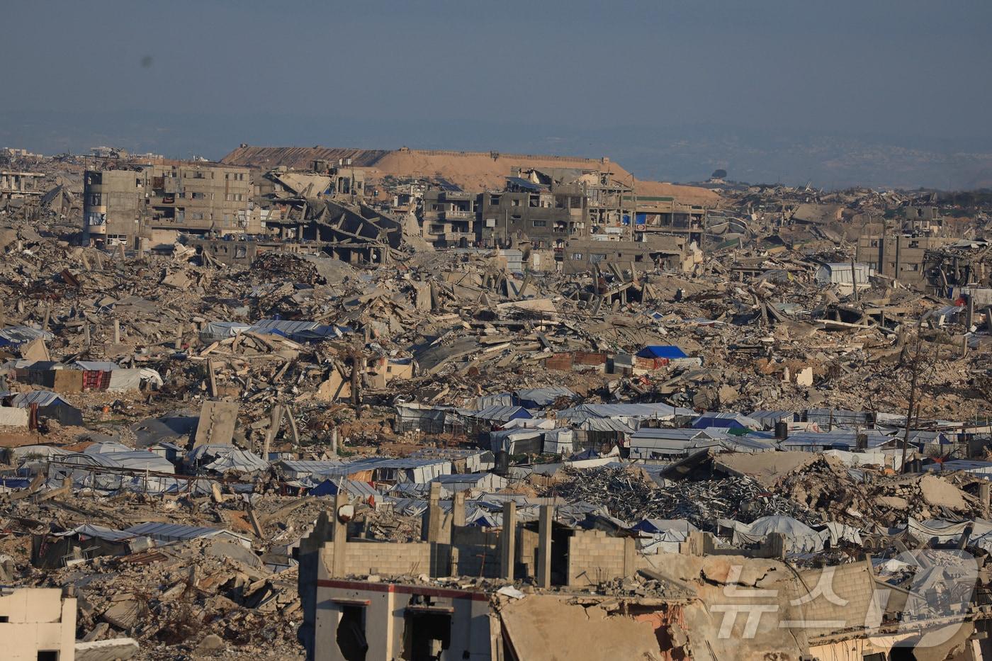 본문 이미지 - 팔레스타인 가자지구에 이스라엘이 설치한 '옐로 라인' 근처의 무너진 건물들을 16일 촬영한 모습. 2026.1.16 ⓒ 로이터=뉴스1