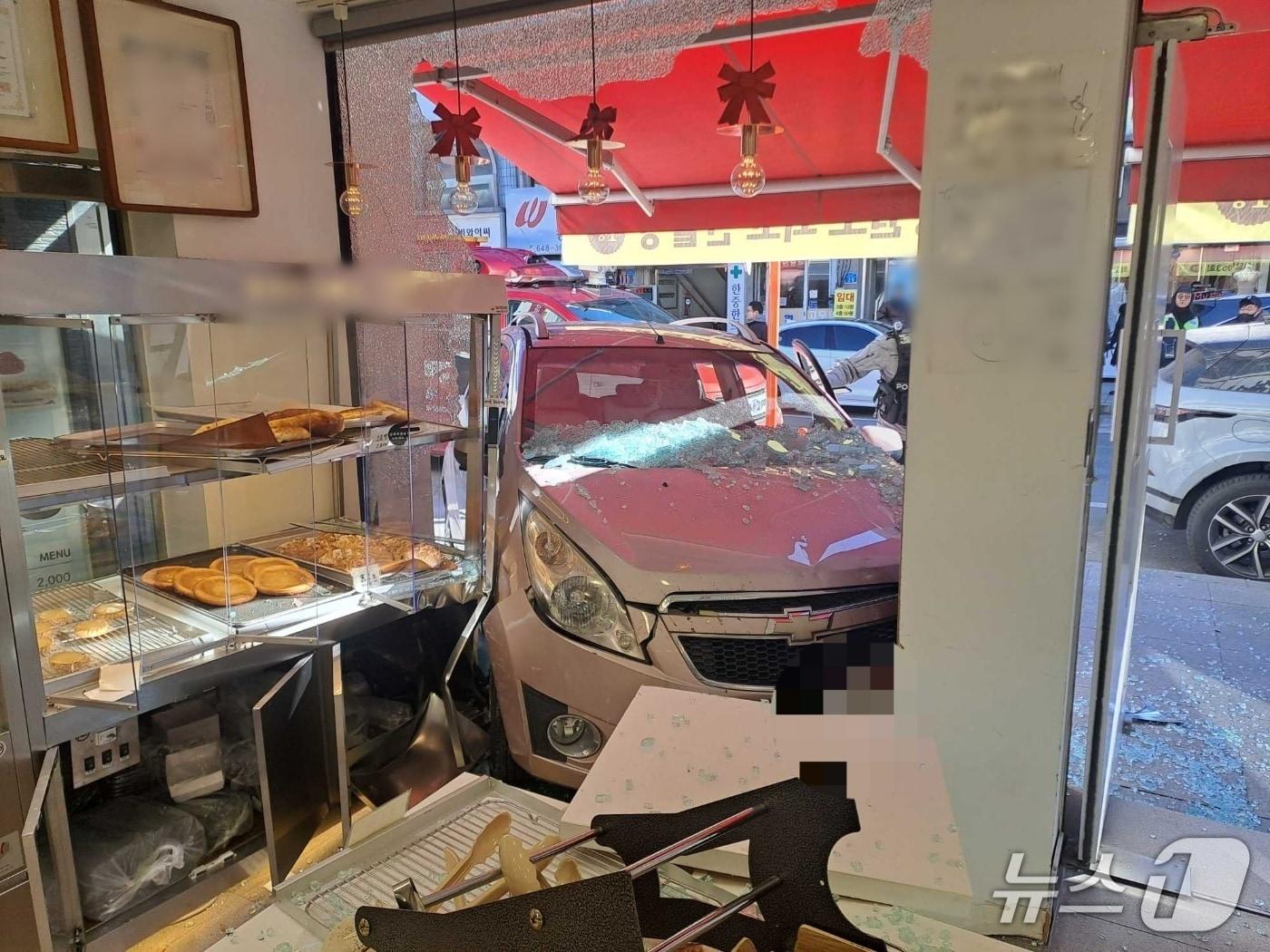 본문 이미지 - 23일 강원 강릉 건물 차량 돌진 사고 현장.(강릉소방서 제공, 재판매 및 DB 금지) 2026.1.23/뉴스1