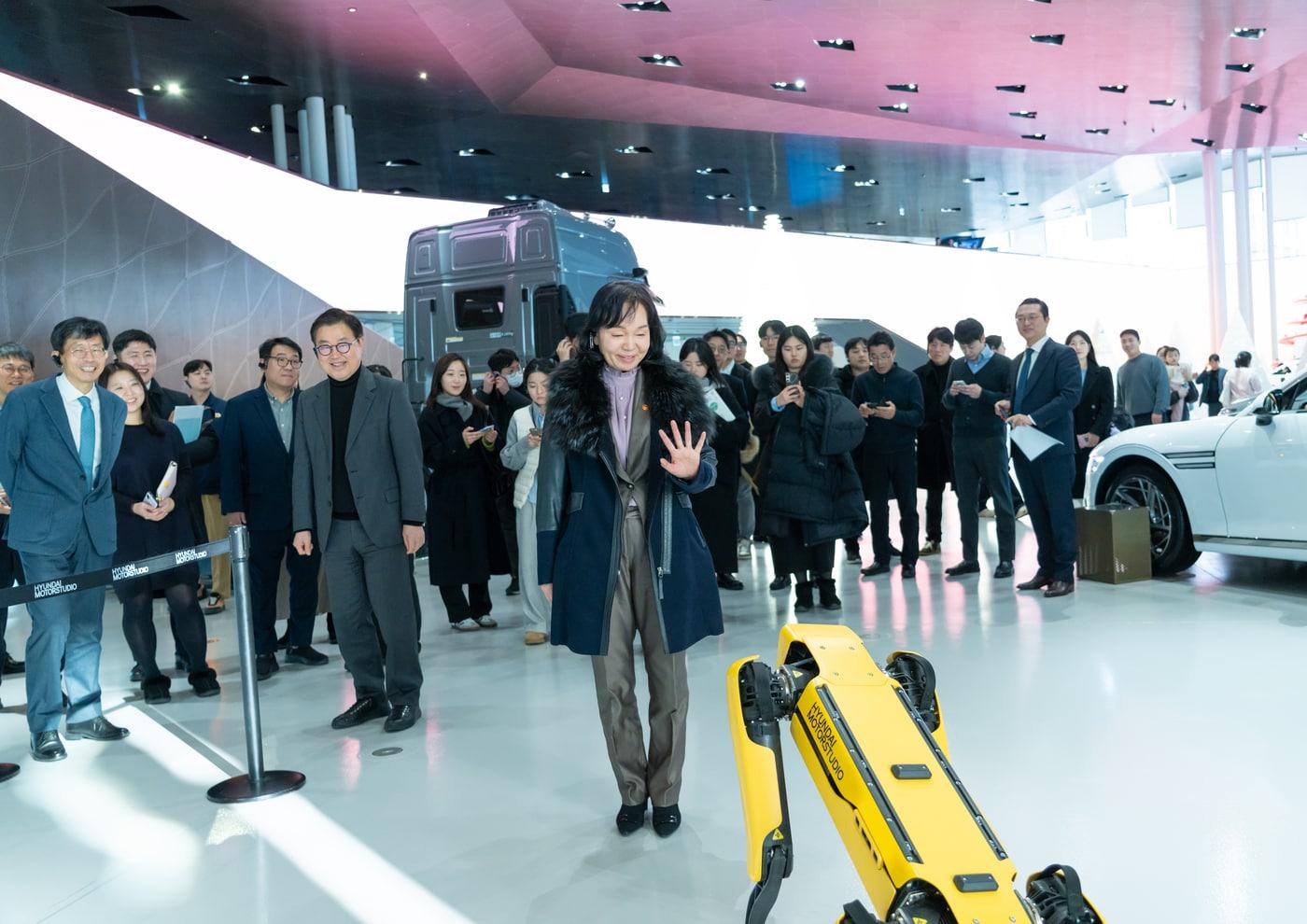 본문 이미지 - 송경희 개인정보보호위원회 위원장이 23일 오후 경기 고양시 현대 모터스튜디오를 관람하는 모습.(개인정보위 제공)