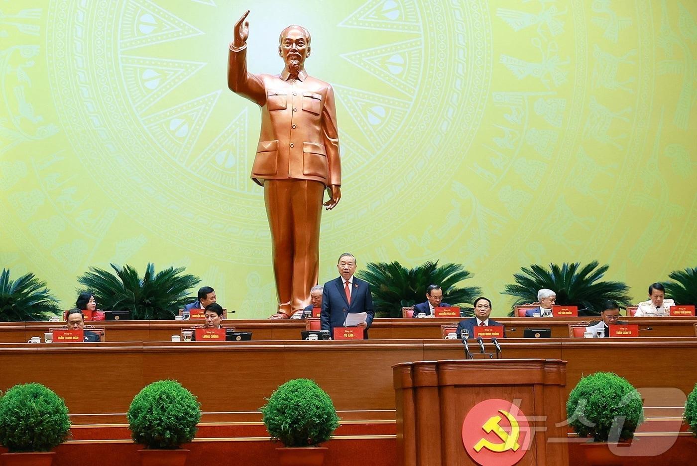 본문 이미지 - 22일 베트남 하노이에서 열린 제14차 전국당대회 투표 세션에 앞서 또럼 베트남 공산당 총비서가 발언하고 있다. 2026.01.22 ⓒ 로이터=뉴스1 ⓒ News1 최종일 선임기자