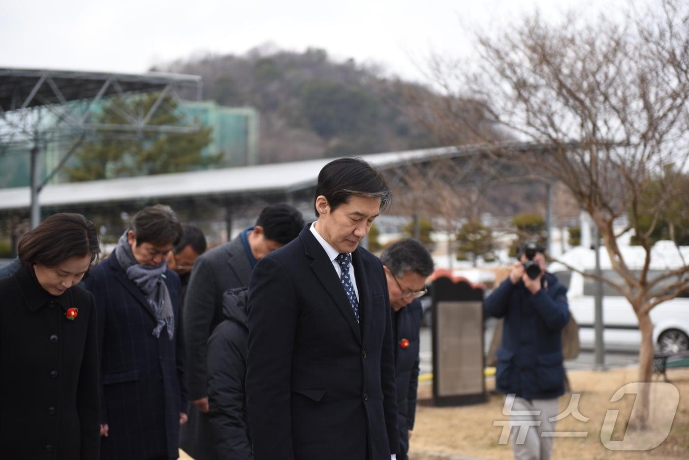 본문 이미지 - 조국 조국혁신당 전 대표가 지난 1월 23일 순천 여순사건위령탑을 찾아 묵념을 하고 있다. 2026.1.23 ⓒ 뉴스1 김성준 기자