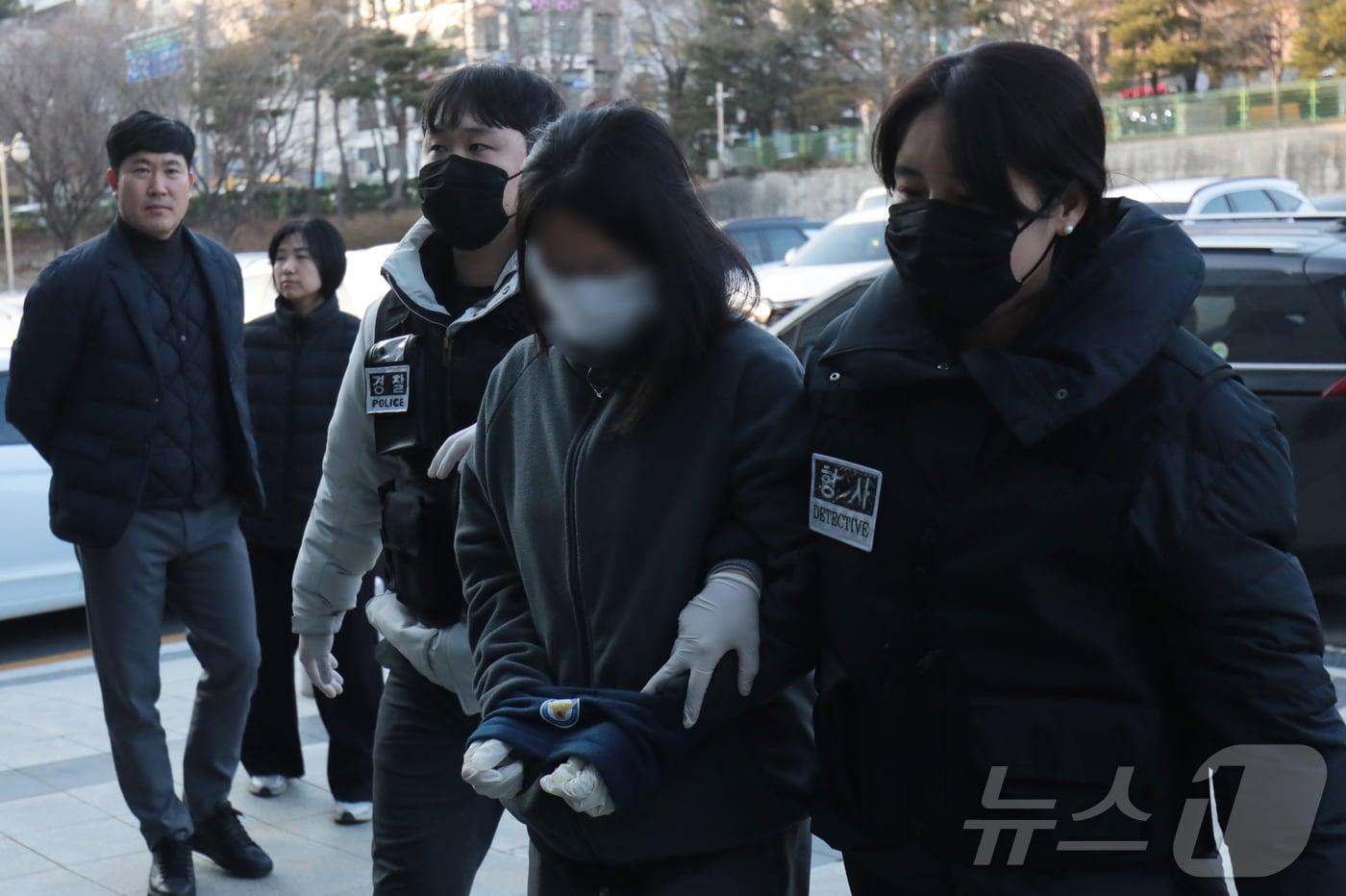 본문 이미지 - 캄보디아에서 연애를 빙자한 사기 일명  '로맨스스캠'으로 120억원을 가로챈 한국인 총책 부부가 23일 국내로 강제 송환돼 울산경찰청 반부패수사대로 연행되고 있다. 2026.1.23/뉴스1 ⓒ News1 김세은 기자