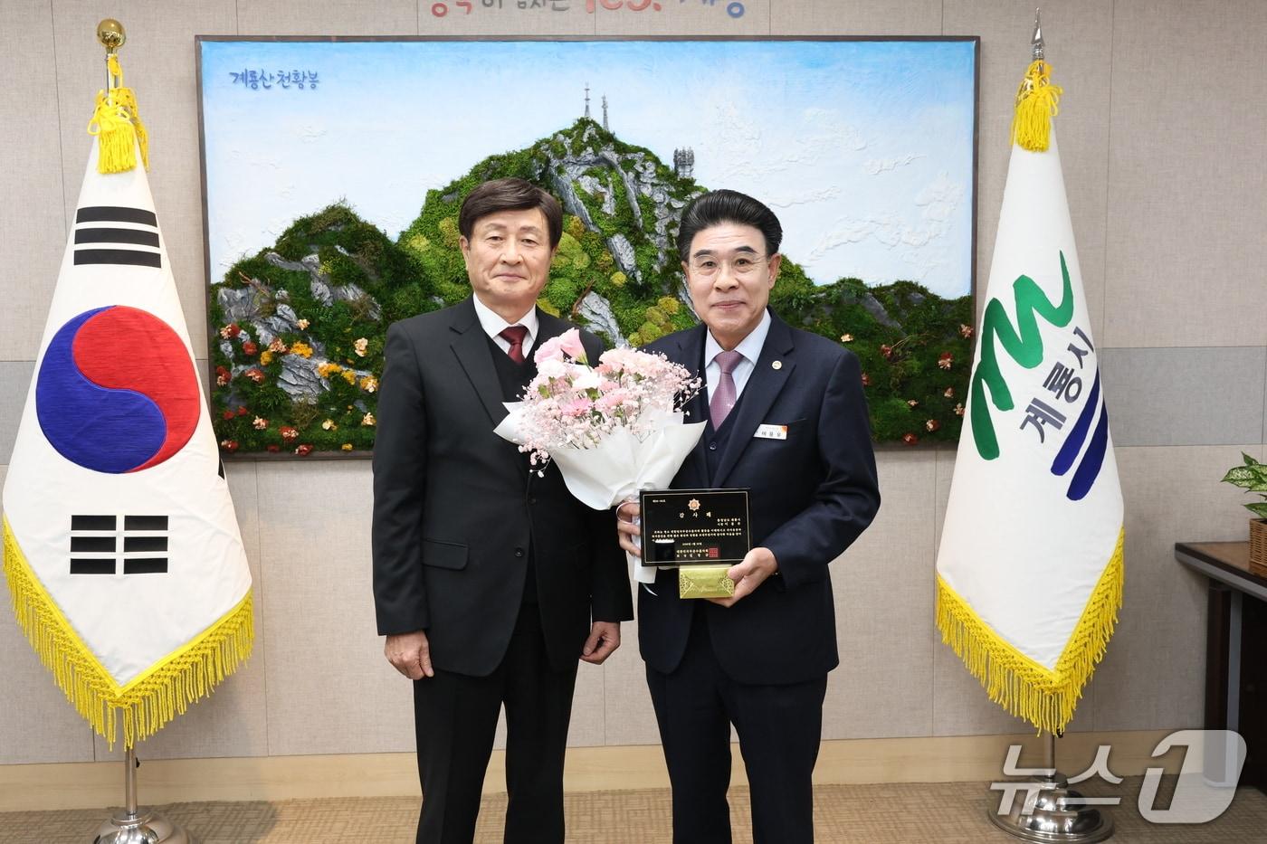 본문 이미지 - 계룡시는 대한민국무공수훈자회 충청남도지부로부터 감사패를 수상했다. (계룡시 제공.재판매 및 DB금지)/뉴스1