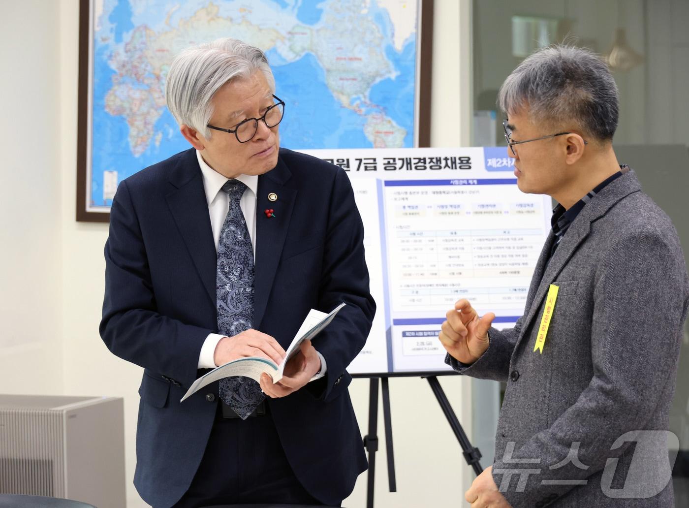 본문 이미지 - 최동석 인사혁신처장이 지난달 23일 서울 강남구 대청중학교를 찾아 공무원시험 준비상황을 점검하고 있다. (인사혁신처 제공. 재판매 및 DB 금지) 2026.1.23 ⓒ 뉴스1