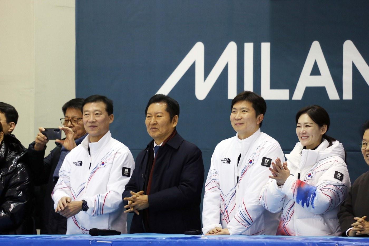 본문 이미지 - 국가대표 선수단 훈련을 지켜보는 김택수 진천선수촌장, 정청래 더불어민주당 대표, 유승민 대한체육회장, 이수경 동계올림픽 한국 선수단장. (왼쪽부터) (대한체육회 제공)