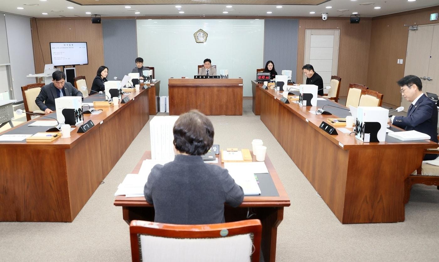 본문 이미지 - 보건복지환경위원회가 363회 임시회 3차 회의에서 충남사회서비스원과 4개 의료원으로부터 주요 업무계획을 보고받고 있다.(충남도의회 제공. 재판매 및 DB금지)/뉴스1