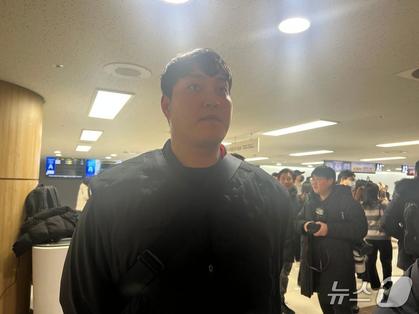 본문 이미지 - KIA 타이거즈 투수 조상우가 23일 김포공항에서 취재진과 인터뷰를 하고 있다. 2026.1.23/뉴스1 ⓒ News1 이상철 기자