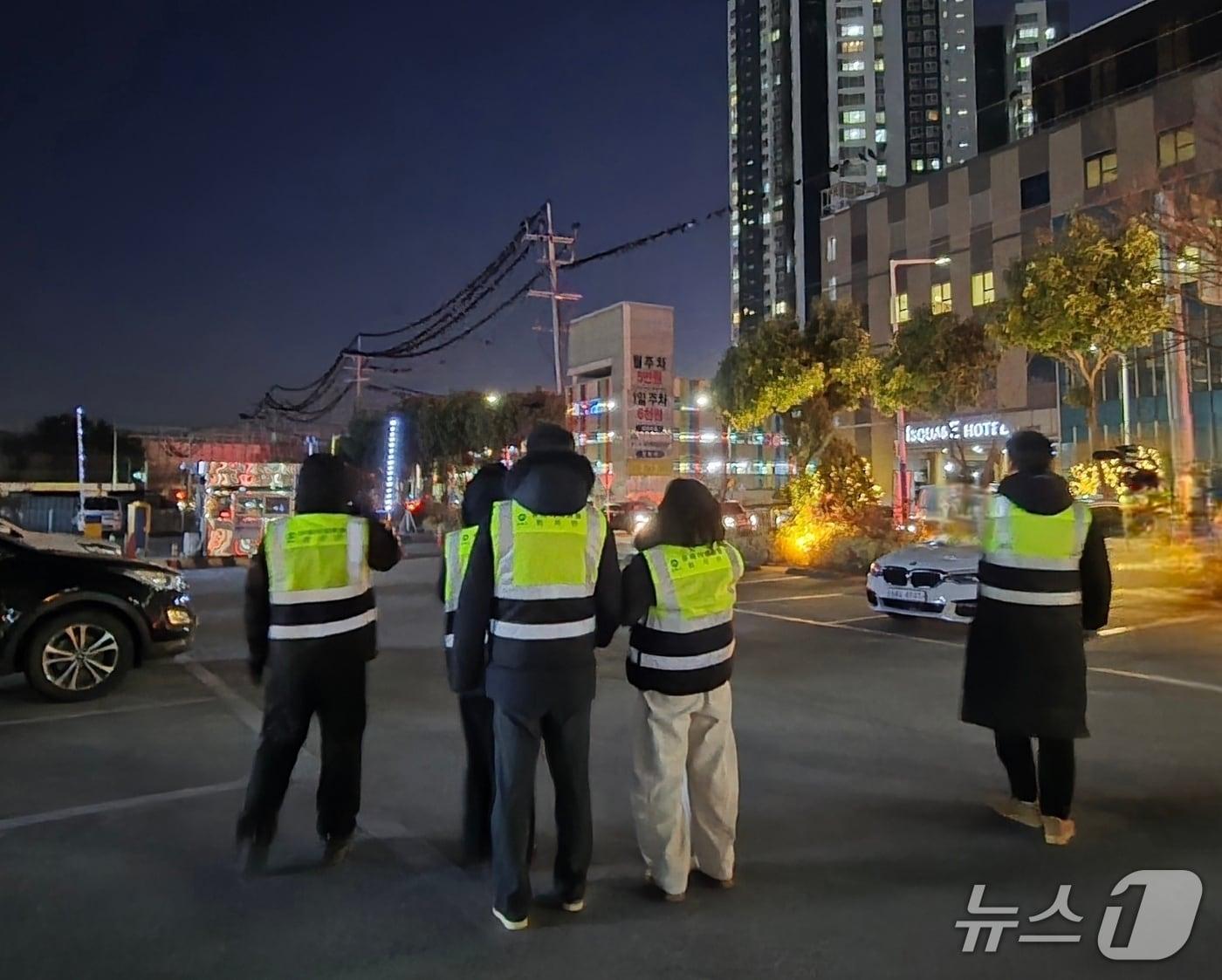 본문 이미지 - 김해시 떼까마귀 퇴치반이 도심 전선에 앉아 있는 떼까마기에게 조류 퇴치용 레이저를 사용하고 있다.(김해시 제공. 재판매 및 DB금지)