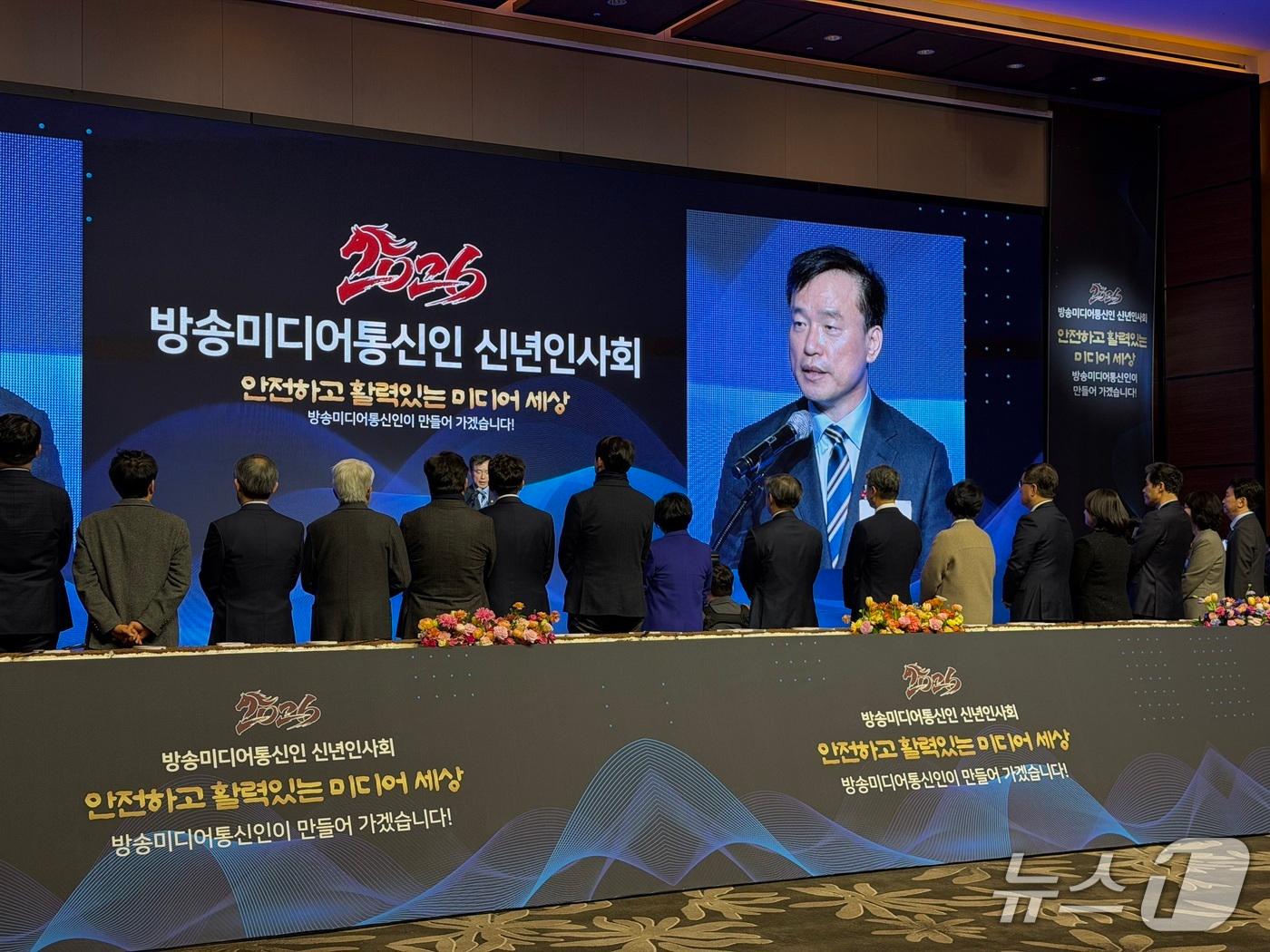 본문 이미지 - 김종철 방송미디어통신위원회 위원장이 23일 서울 여의도 콘래드 서울 호텔에서 열린 '2026 방송미디어통신인 신년인사회'에서 인사말을 하고 있다. 2026.1.23/뉴스1 ⓒ News1 이기범 기자