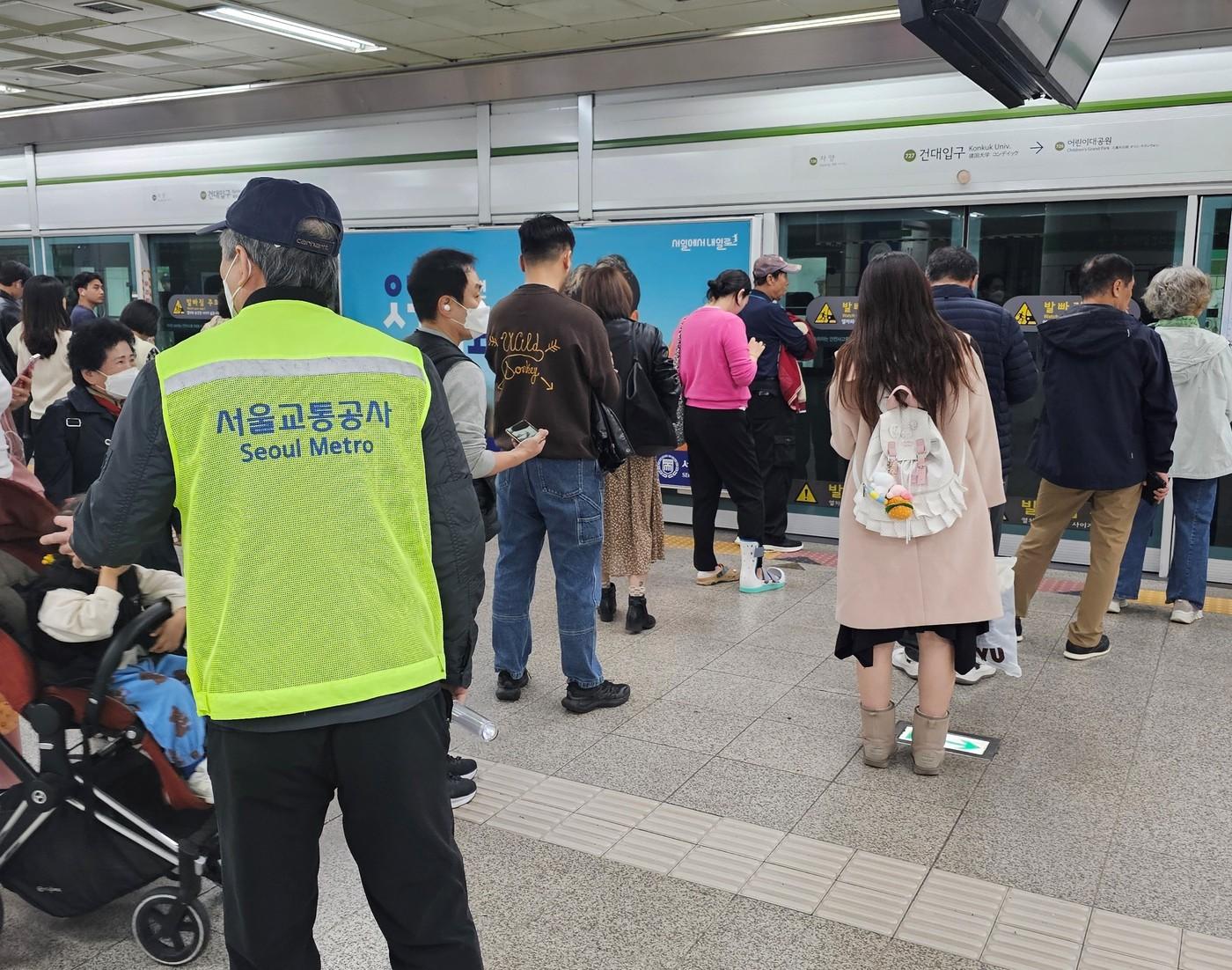 본문 이미지 - 지하철 안전도우미(서울교통공사 제공)