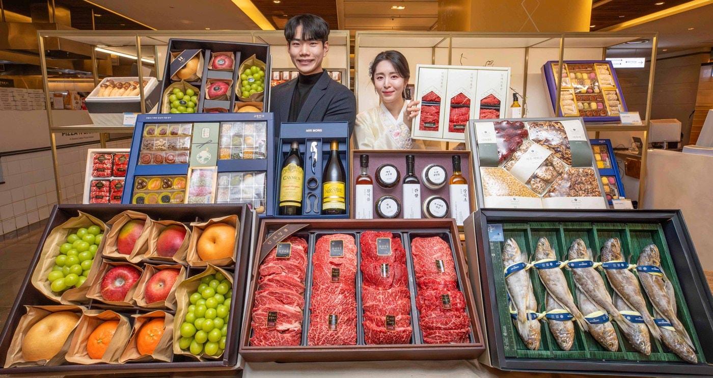 본문 이미지 - 현대백화점은 설을 맞아 30일부터 다음달 16일까지 압구정본점 등 전국 점포 식품관과 온라인몰 더현대닷컴·현대H몰 등에서 '2026년 설 선물세트 본판매' 행사를 진행한다.(현대백화점제공)