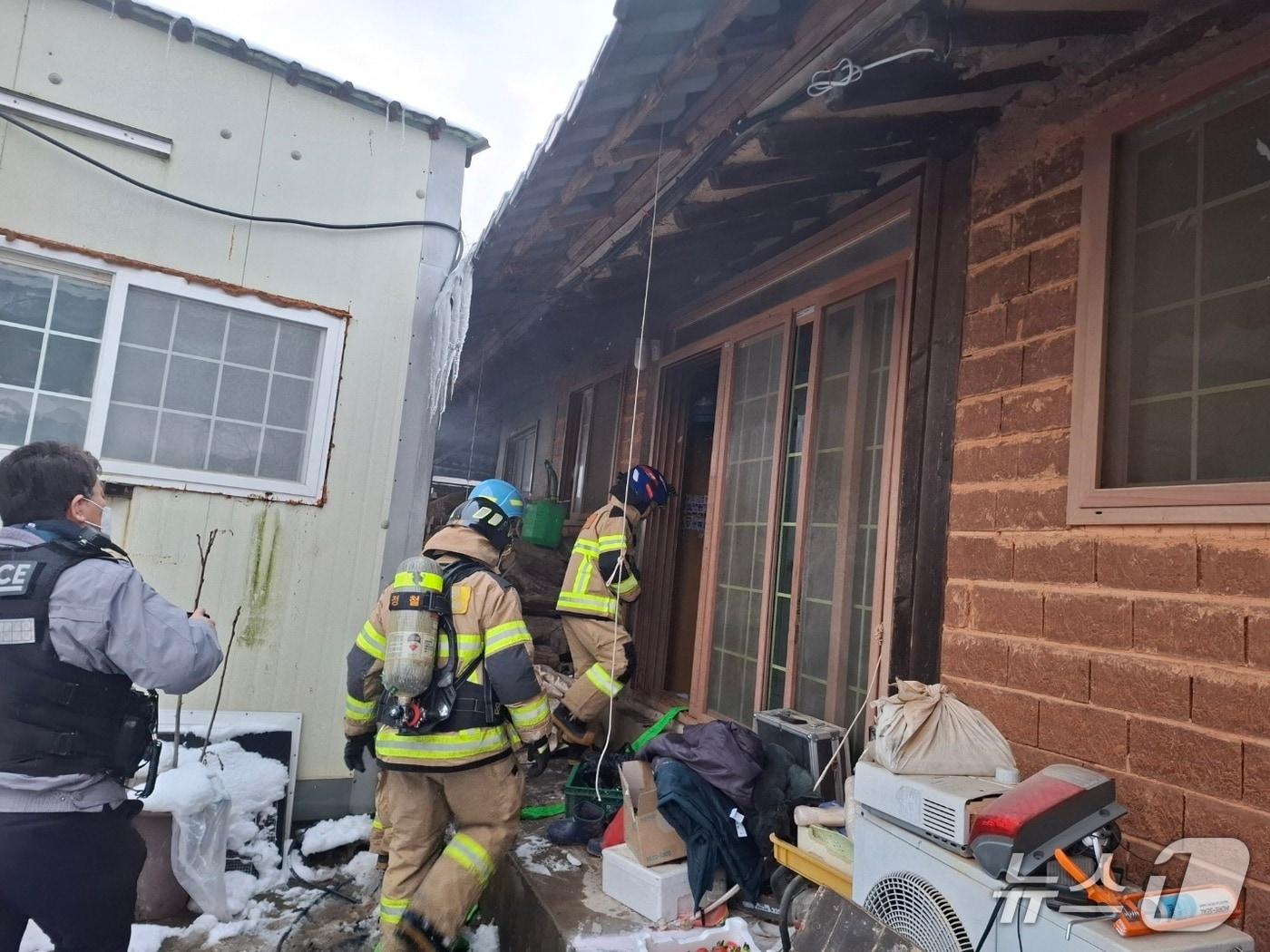 본문 이미지 - 소방당국이 23일 오후 5시 13분쯤 전남 함평군 한 주택에서 발생한 화재를 진화하고 있다.(전남소방본부 제공. 재판매 및 DB금지) 2026.1.23/뉴스1