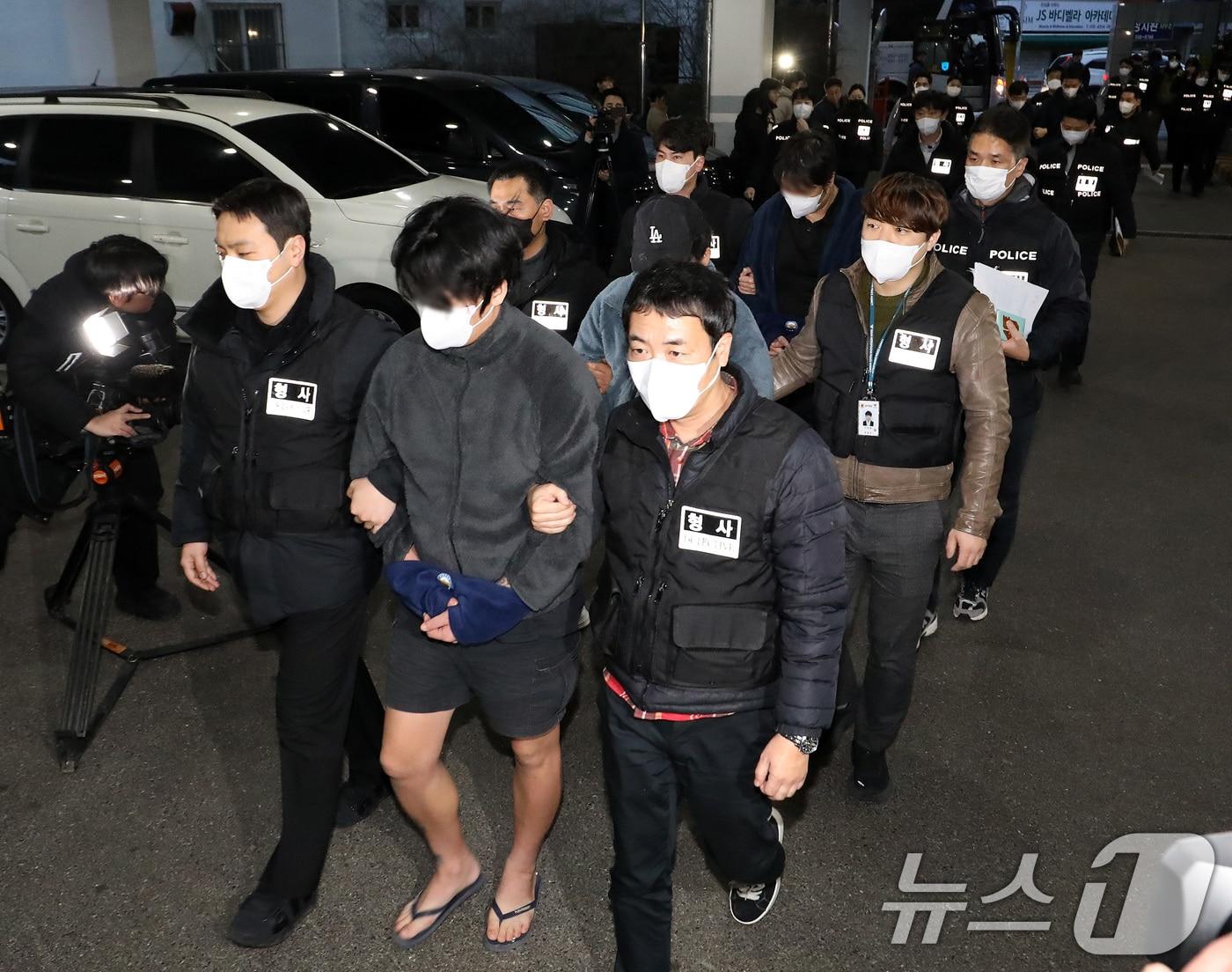 본문 이미지 - 캄보디아에서 대규모 스캠 범죄를 저질러 강제 송환된 한국인 피의자들이 지난 23일 오후 부산 동래구 동래경찰서로 압송되고 있다. 2026.1.23/뉴스1 ⓒ News1 윤일지 기자