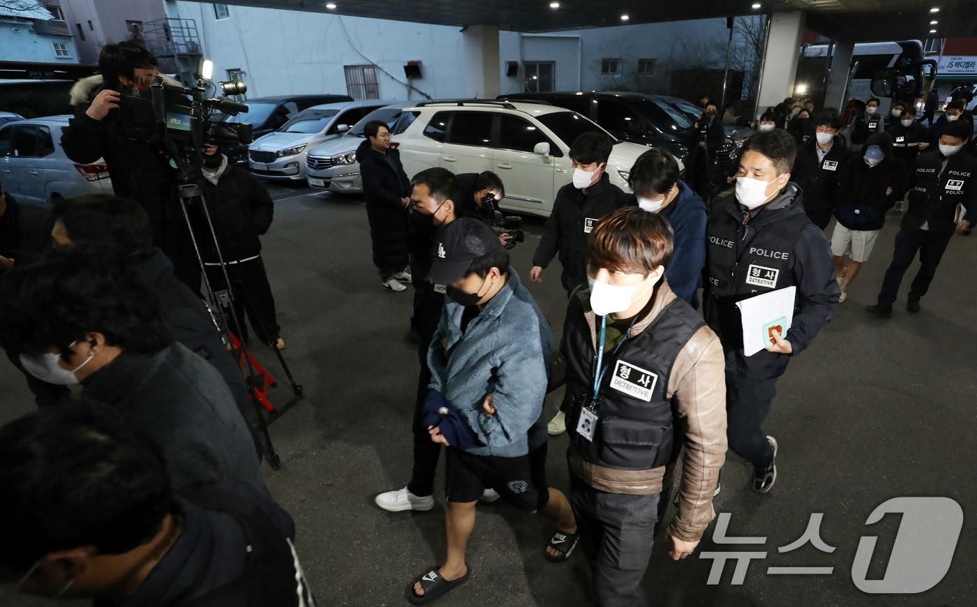 본문 이미지 - 캄보디아에서 대규모 스캠 범죄를 저질러 강제 송환된 한국인 피의자들이 23일 오후 부산 동래구 동래경찰서로 압송되고 있다. 2026.1.23/뉴스1 ⓒ News1 윤일지 기자