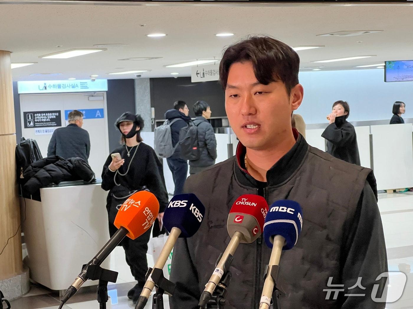 본문 이미지 - KIA 타이거즈 투수 홍건희가 23일 김포공항에서 취재진과 인터뷰를 하고 있다. 2026.1.23/뉴스1 ⓒ News1 이상철 기자