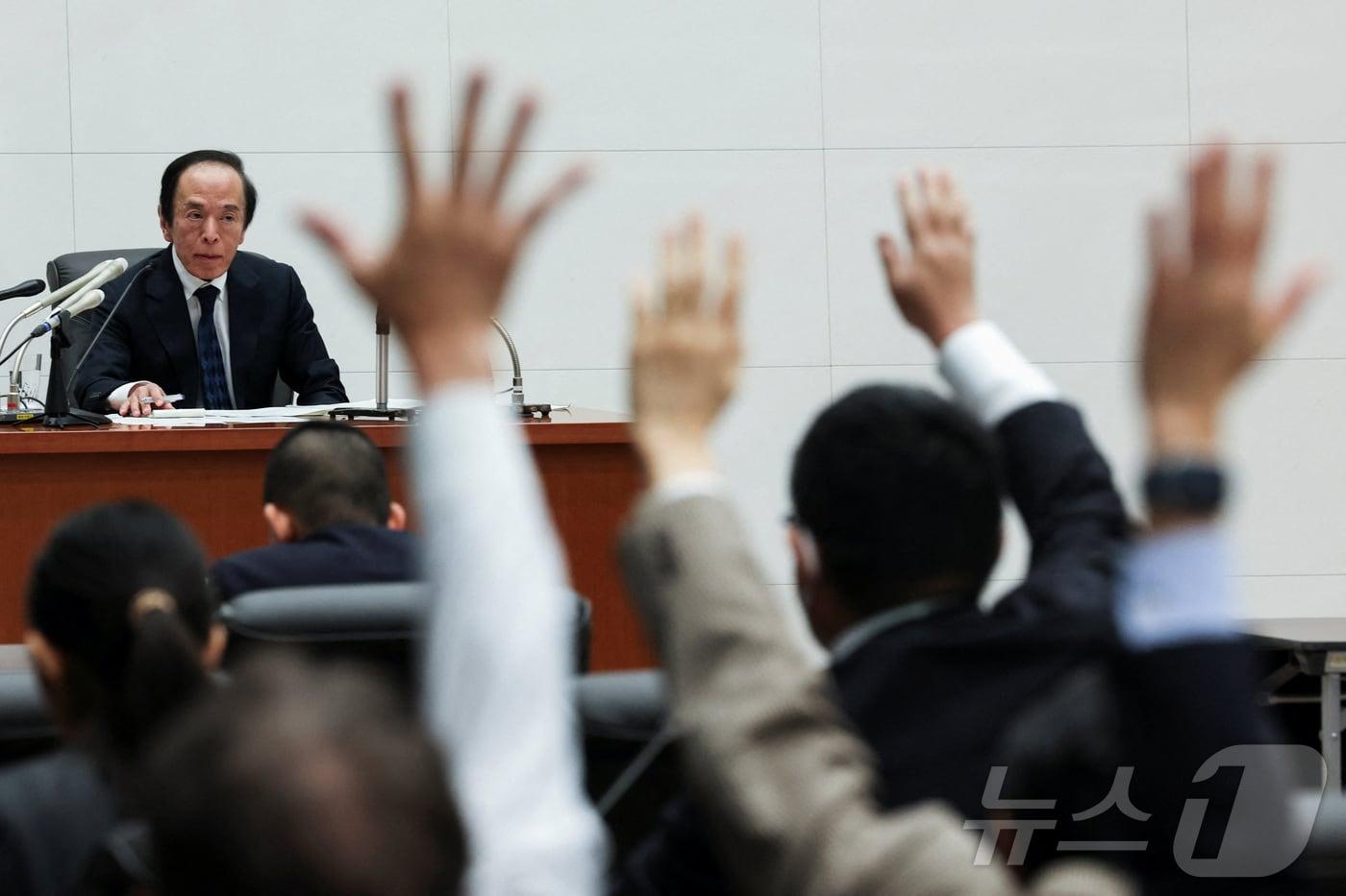 본문 이미지 - 우에다 가즈오 일본은행(BOJ) 총재가 23일 오후 일본 도쿄 일본은행 본점에서 금융정책결정회의 결과를 설명하는 기자회견을 하고 있다. 이날 일본은행은 기준금리를 0.75%로 동결했으나, 우에다 총재는 추가 금리 인상 의지를 재확인했다. 2026.01.23.ⓒ 로이터=뉴스1