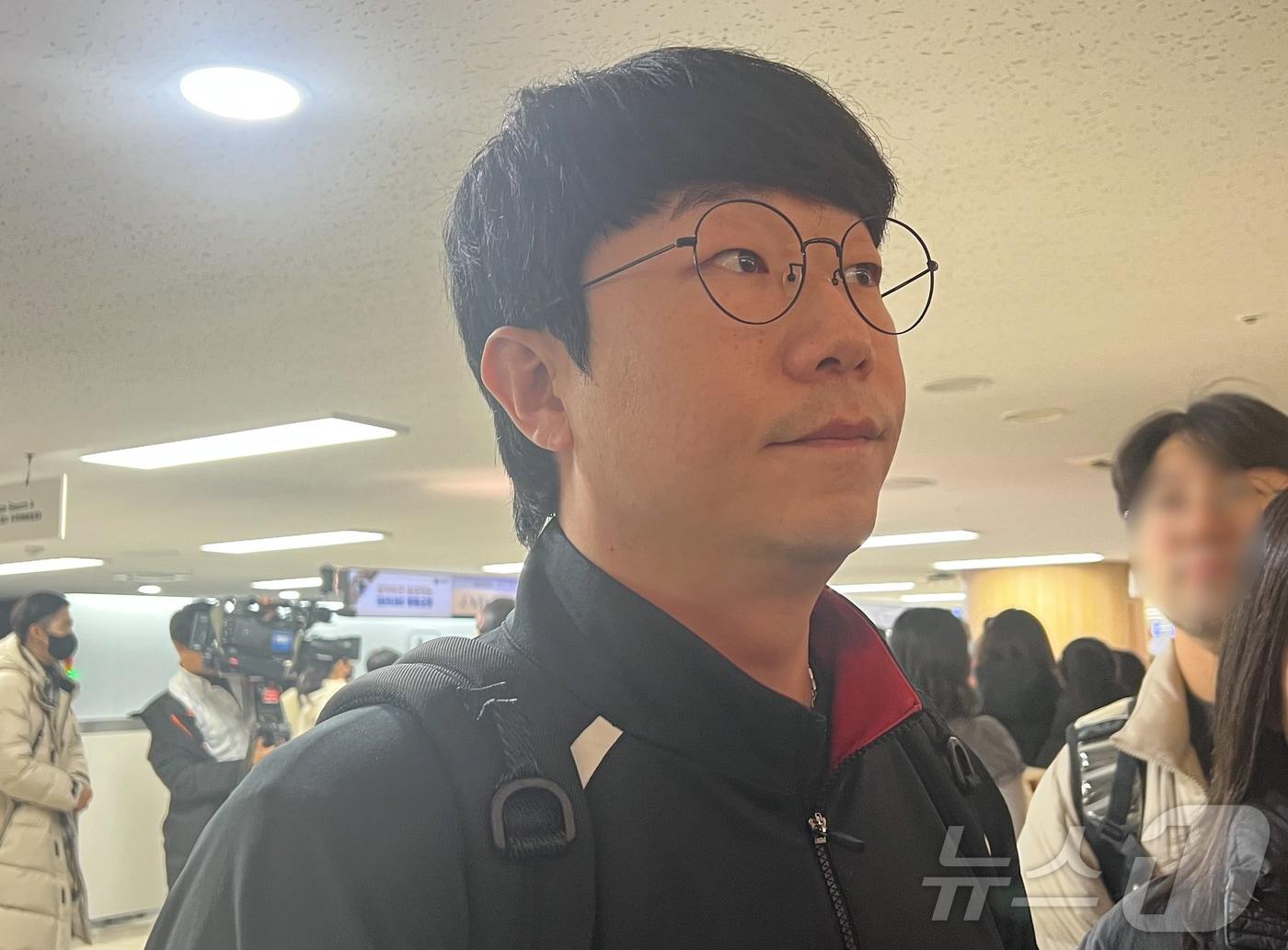 본문 이미지 - KIA 타이거즈 투수 양현종이 23일 김포공항에서 취재진과 인터뷰를 하고 있다. 2026.1.23/뉴스1 ⓒ News1 이상철 기자