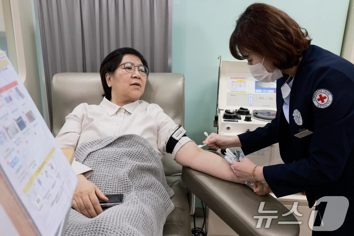 본문 이미지 - 정은경 보건복지부 장관이 23일 오후 인천혈액원 헌혈의집 구월센터를 방문해 헌혈자와 센터 관계자들을 격려한 후 헌혈에 참여하고 있다. (보건복지부 제공. 재판매 및 DB 금지) 2026.1.23/뉴스1