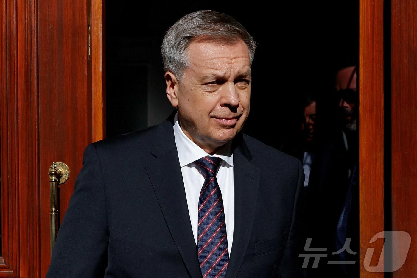 본문 이미지 - 이고르 코스튜코프 러시아군 정보총국(GRU) 국장이 지난해 5월 15일 튀르키예 이스탄불 주재 러시아 영사관에서 나오고 있다. 2025.5.15 ⓒ 로이터=뉴스1 ⓒ News1 강민경 기자