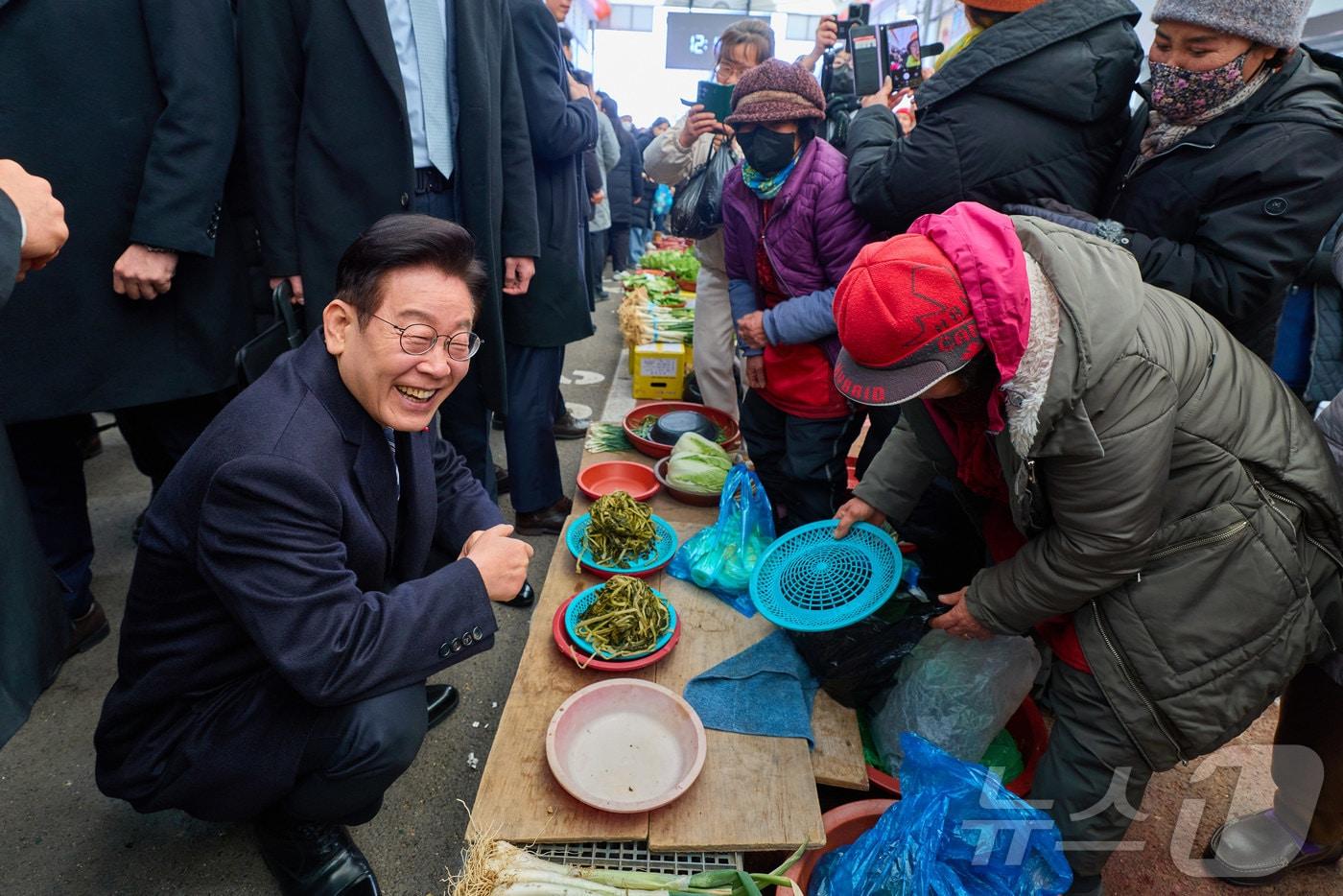 본문 이미지 - 이재명 대통령이 23일 울산 울주군 남창옹기종기시장을 찾아 상인과 대화를 나누고 있다. (청와대 제공. 재판매 및 DB 금지) 2026.1.23/뉴스1 ⓒ News1 이재명 기자