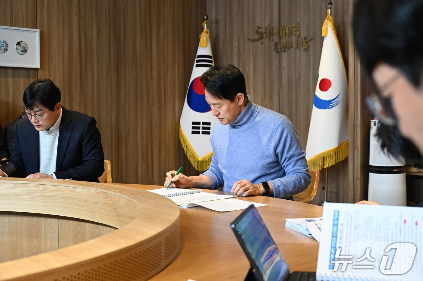 본문 이미지 - 오세훈 서울시장이 업무보고를 받고있다(서울시청 제공)