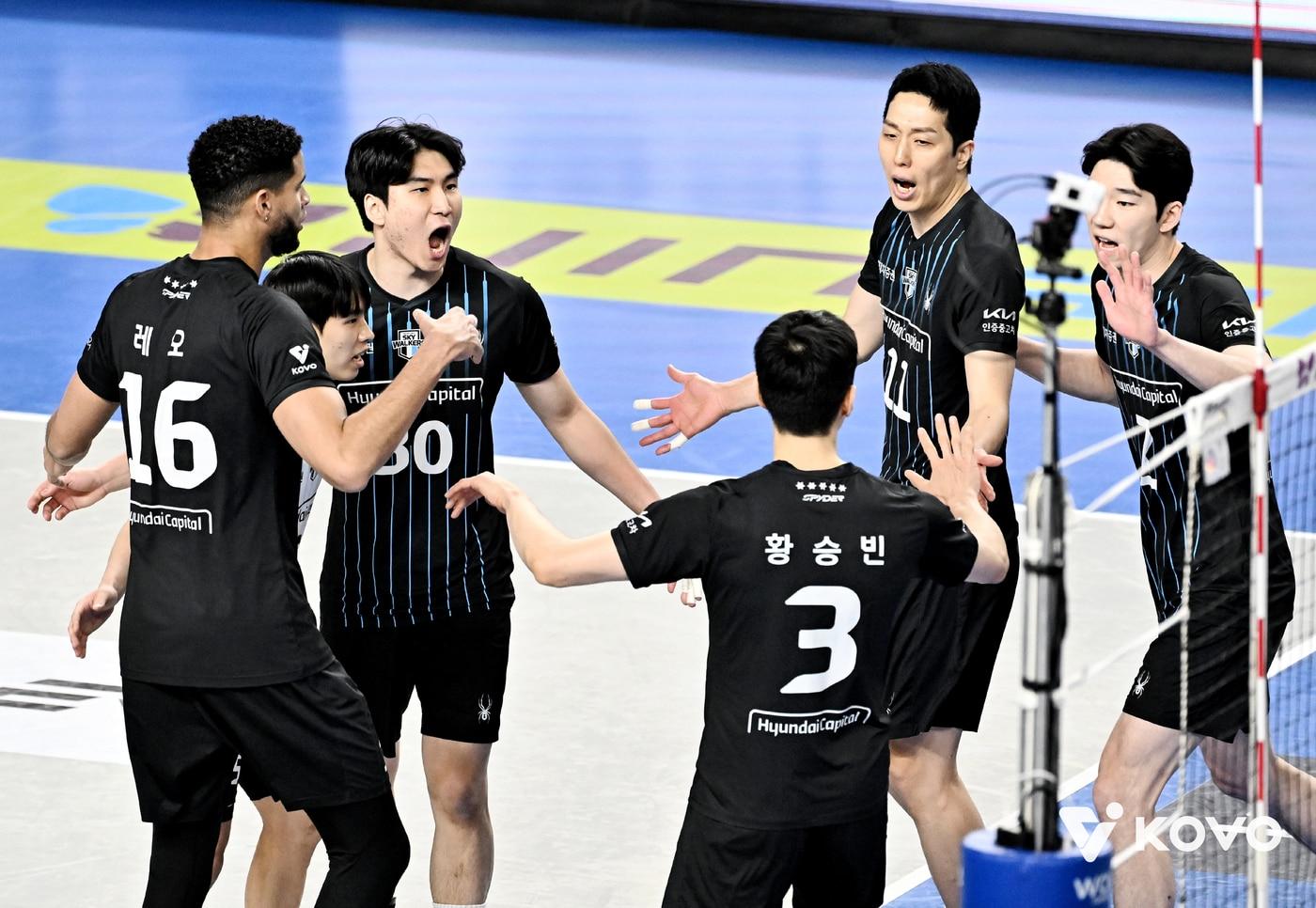 본문 이미지 - 남자 프로배구 현대캐피탈이 23일 천안 유관순체육관에서 열린 한국전력과 진에어 2025-26 V리그 4라운드 경기에서 승리, 3연승을 이어갔다.. (KOVO 제공)