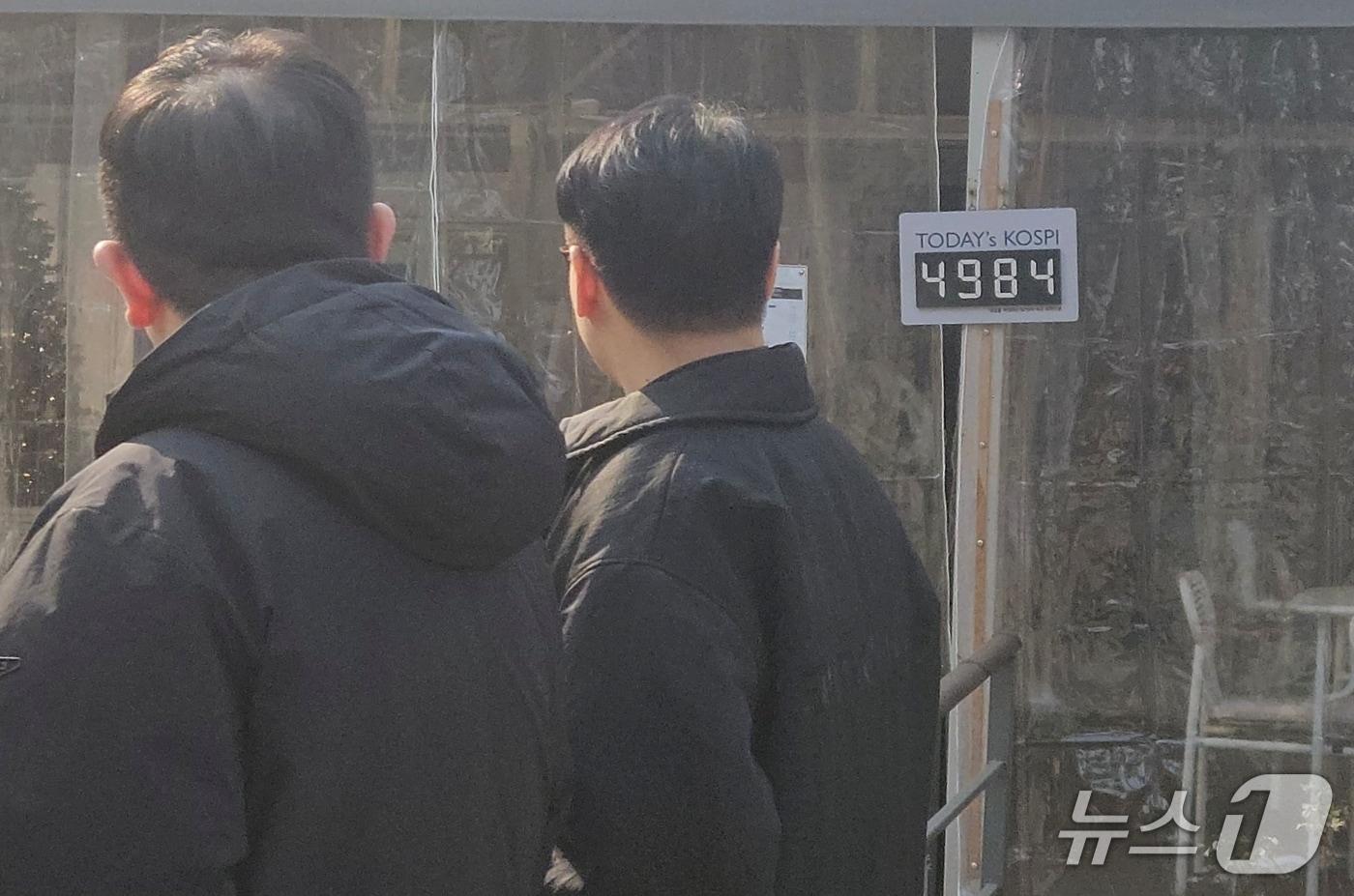 본문 이미지 - 23일 오전 12시 30분쯤 서울 영등포구 여의도에 위치한 카페 '여의의도' 외벽에 코스피 지수판이 걸려 있다. 2026.1.23/뉴스1 ⓒ News1 유채연 기자