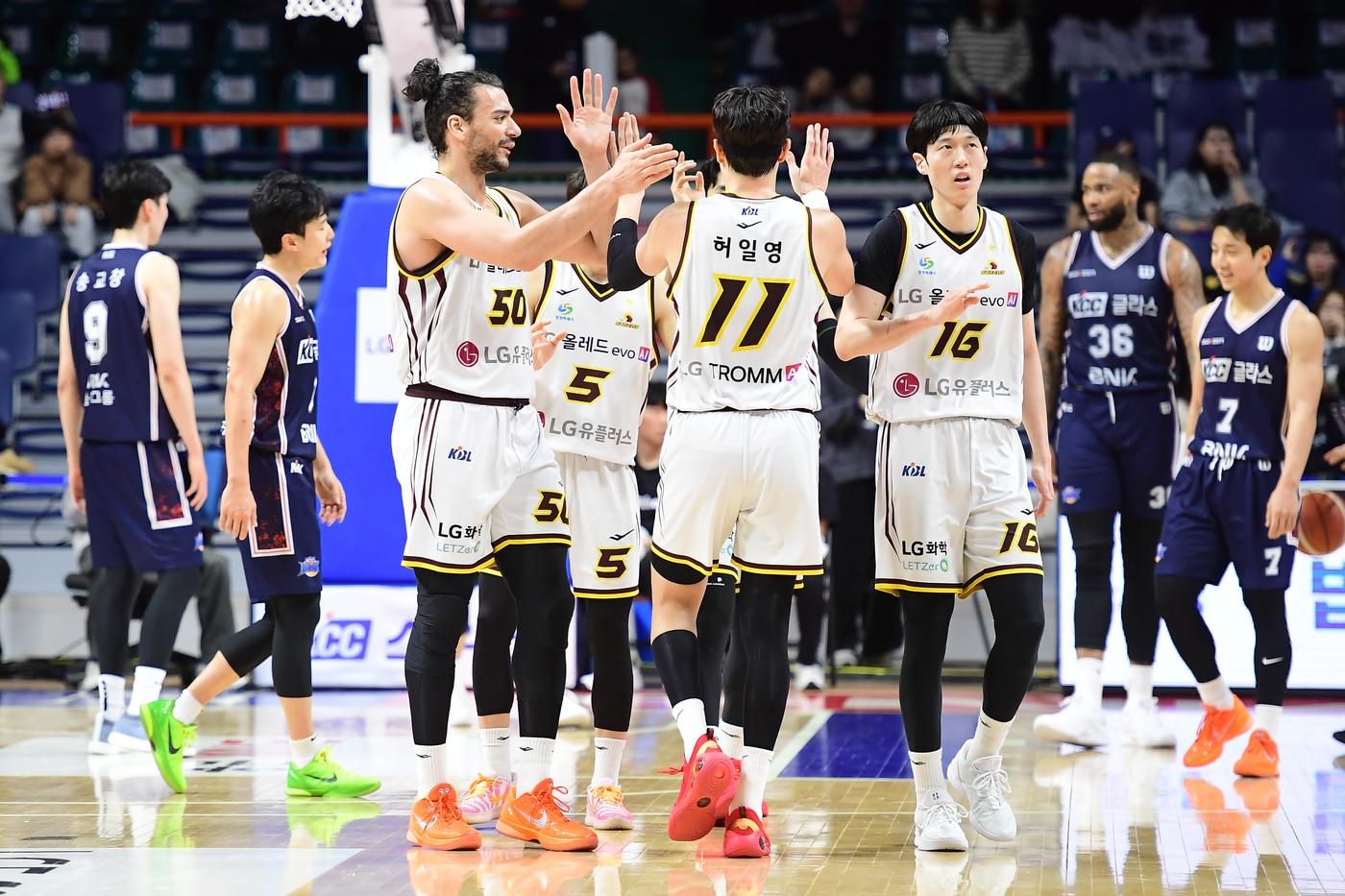 본문 이미지 - 창원 LG가 23일 부산사직체육관에서 열린 2025-26 LG전자 프로농구 정규리그 원정 경기에서 부산 KCC를 82-65로 완파했다.(KBL 제공)