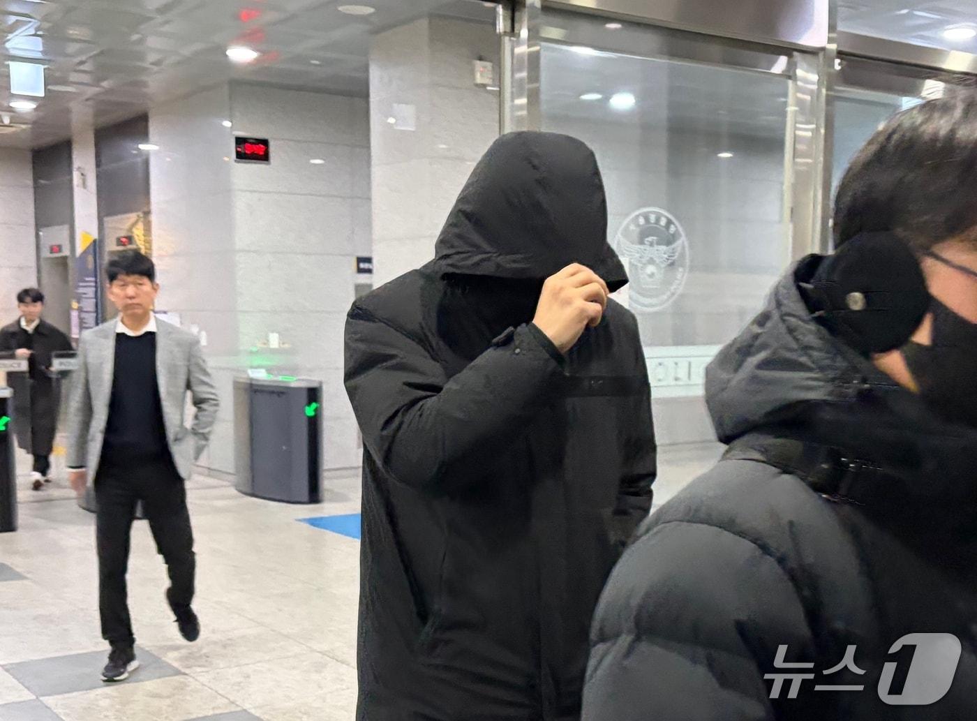 본문 이미지 - 서울경찰청 공공범죄수사대는 이날 오전 9시부터 오후 9시 43분쯤까지 강선우 전 보좌진 남 모 씨를 피의자 신분으로 불러 약 13시간 동안 조사했다. 조사를 마치고 나온 남 씨는 '오늘 조사에서 어떤 점을 이야기했나', '강선우 의원이 1억 원을 전세자금에 썼다고 생각하나' 등 취재진의 질문에 아무런 답을 하지 않고 귀가했다. 2026.1.23/ 뉴스1 김종훈 기자