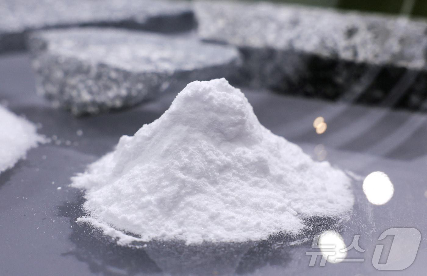 본문 이미지 - 2025년 11월 중국 상하이에서 열린 수출 엑스포에서 리오틴토가 리튬 샘플을 전시하고 있다. 2025.11.6 ⓒ 로이터=뉴스1 ⓒ News1 강민경 기자