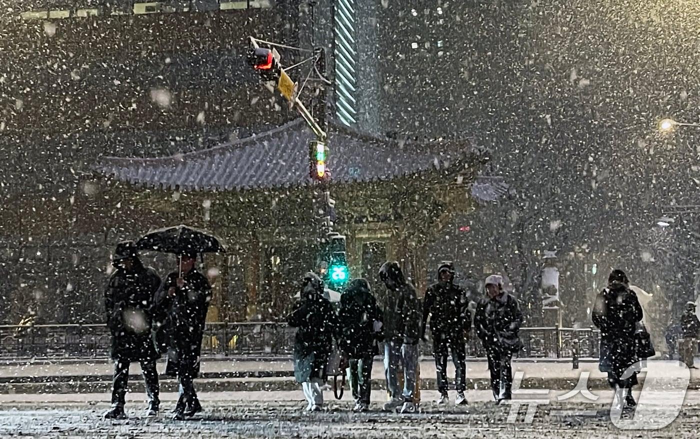본문 이미지 - 지난달 23일 밤 서울 종로구 광화문 네거리에 폭설이 내리고 있다. 2026.1.23/뉴스1 ⓒ News1 오대일 기자