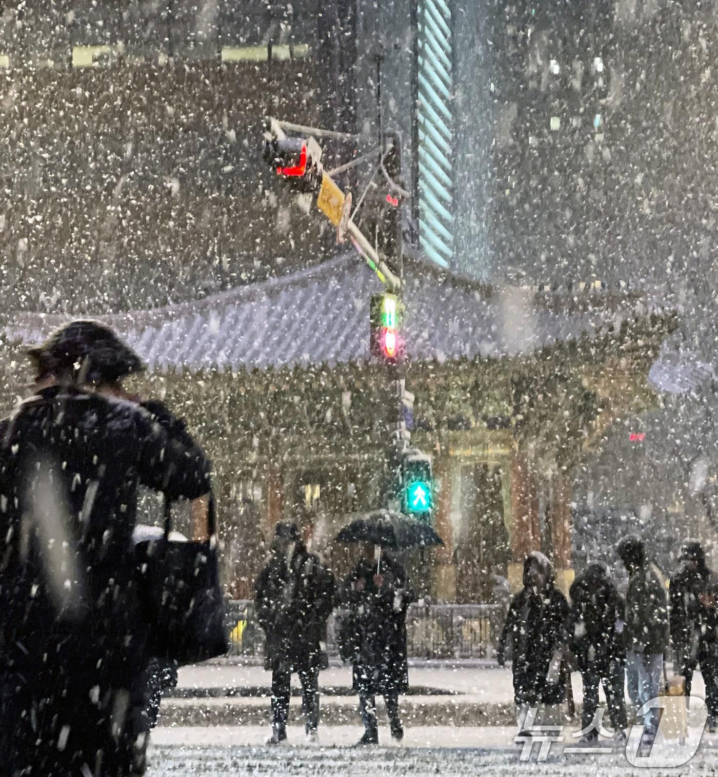 본문 이미지 - 한파가 이어진 23일 밤 서울 종로구 광화문 네거리에 폭설이 내리고 있다. 2026.1.23 / ⓒ 뉴스1 오대일 기자