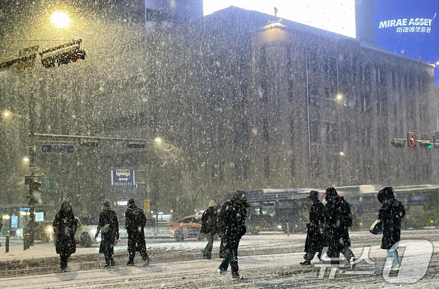 본문 이미지 - 한파가 이어진 23일 밤 서울 종로구 광화문 네거리에 폭설이 내리고 있다. 2026.1.23/뉴스1 ⓒ News1 오대일 기자