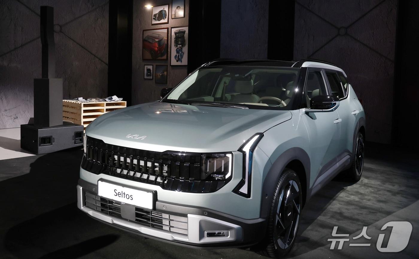 본문 이미지 - 23일 서울 중구 DDP 아트홀에서 열린 ‘디 올 뉴 셀토스 미디어 데이’에서 국내 대표 소형 SUV ‘디 올 뉴 셀토스’ 차량이 공개되고 있다. 2026.1.26/뉴스1 ⓒ News1 권현진 기자