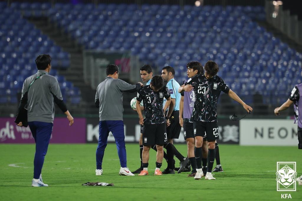 본문 이미지 - 이민성 감독이 이끄는 U23 대표팀이 베트남에 패배한 뒤 아쉬워하고 있다. (대한축구협회 제공)