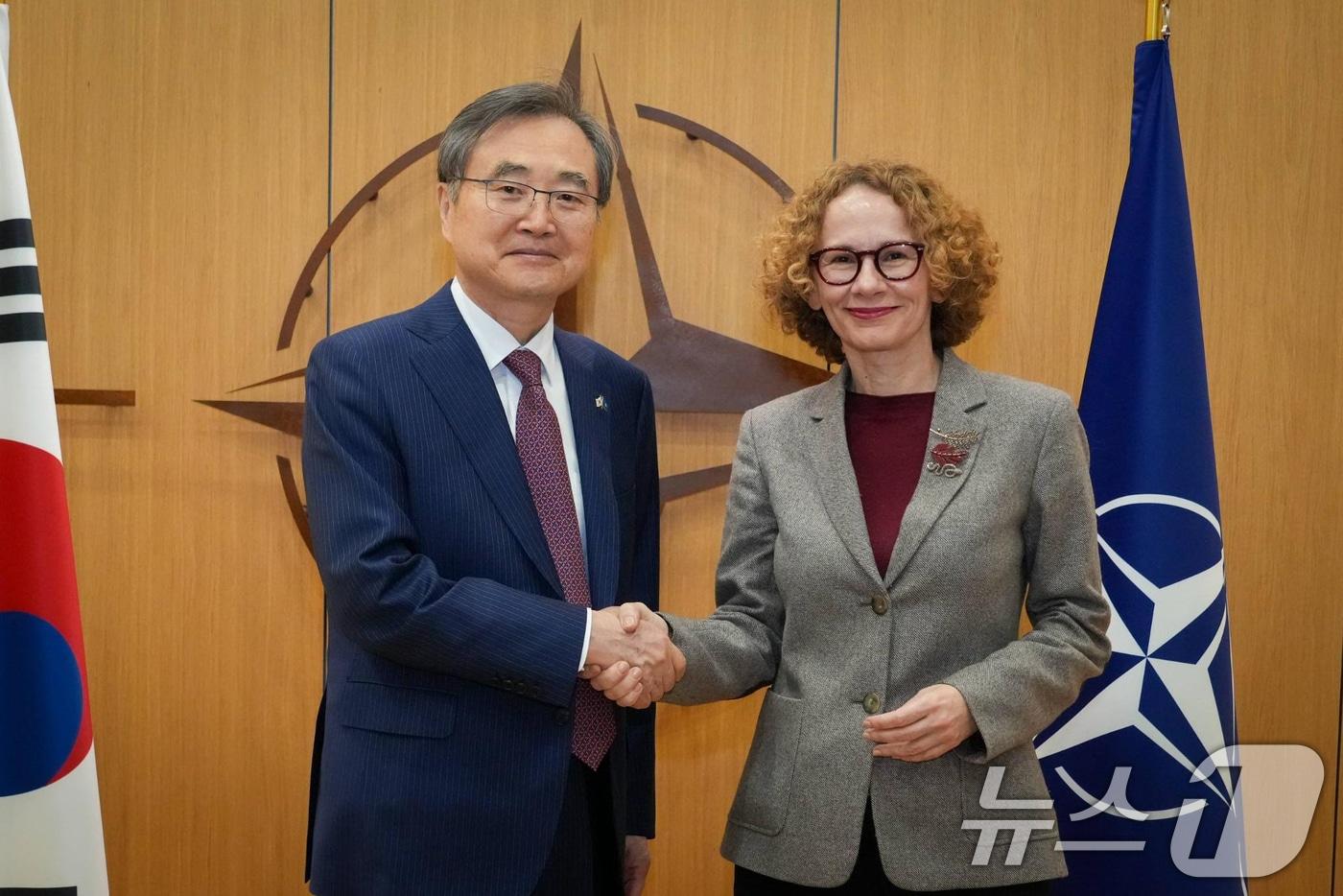 본문 이미지 - 조현 외교부 장관이 23일(현지시간) 벨기에 방문중 라드밀라 셰케린스카 북대서양조약기구(NATO) 사무차장을 면담하고 한-NATO 협력 확대 방안에 대해 의견을 교환했다. (외교부 제공. 재판매 및 DB 금지) ⓒ News1 임세영 기자