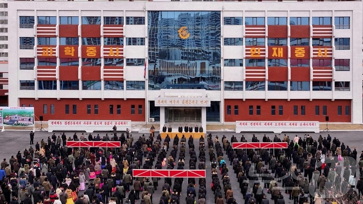 본문 이미지 - (평양 노동신문=뉴스1) = 북한 노동당 기관지 노동신문은 24일 농기계연구소 준공식이 지난 23일 진행됐다고 보도했다. 리철만 내각부총리 겸 농업위원회위원장, 관계 부문, 연관 단위 일꾼(간부)들, 근로자들, 연구소의 종업원들이 참가했다. [국내에서만 사용가능. 재배포 금지. DB 금지. For Use Only in the Republic of Korea. Redistribution Prohibited] rodongphoto@news1.kr