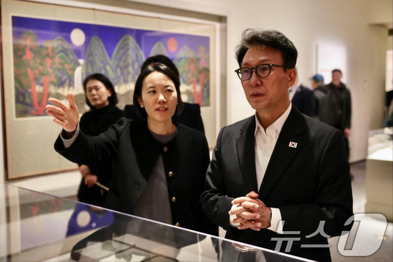 본문 이미지 - 김민석 국무총리가 지난 23일(현지시간) 미국 워싱턴 DC 스미소니언 미술관에 방문해 한국 미술 특별전을 관람하고 있다. (총리실 제공. 재판매 및 DB 금지) 2026.1.24/뉴스1 ⓒ News1 임세영 기자