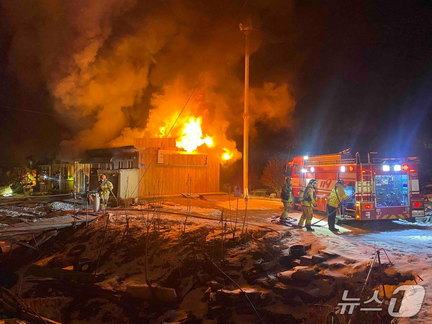 본문 이미지 - 지난 23일 오후 7시 1분쯤 강원 춘천시 동내면 한 기도원에서 불이 나 80대 남성이 다치는 등 인명·재산 피해가 발생했다. (강원도소방본부 제공. 재판매 및 DB금지) 2026.1.24/뉴스1