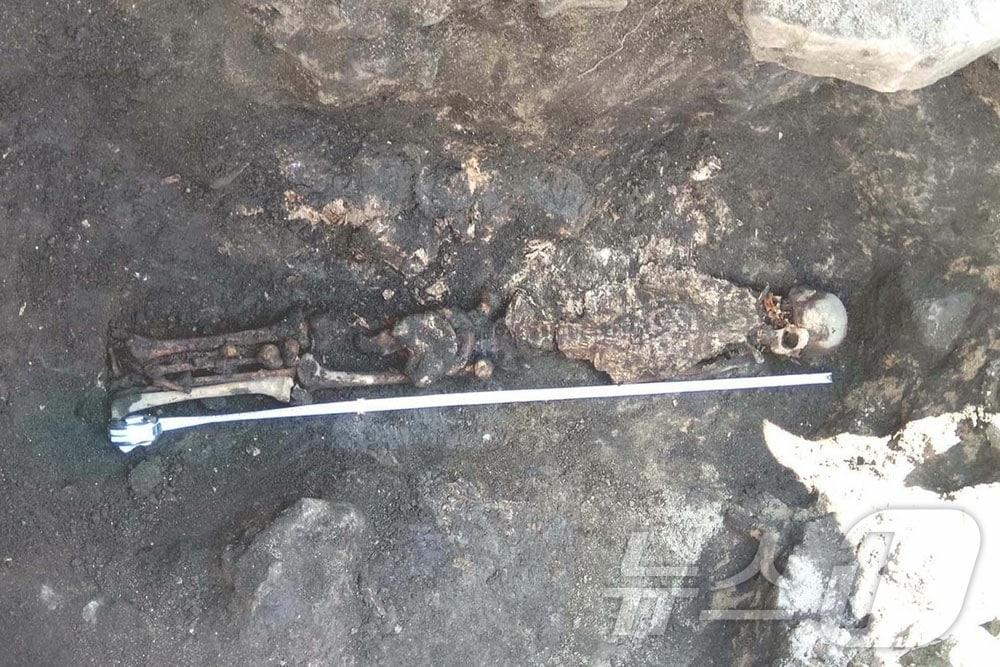 본문 이미지 - (평양 노동신문=뉴스1) = 북한 노동당 기관지 노동신문은 24일 김일성종합대학 역사학부 연구집단이 백두산 일대 역사유적 조사·발굴 사업을 심화시켰다고 보도했다. 이들은 러시아 노보시비르스크 국립종합대학과 공동으로 유골들에 방사성 탄소연대 측정을 진행해 무덤 주인들이 대체로 19세기 중엽에서 19세기 사람들이라는 것을 입증했다고 신문은 전했다. [국내에서만 사용가능. 재배포 금지. DB 금지. For Use Only in the Republic of Korea. Redistribution Prohibited] rodongphoto@news1.kr