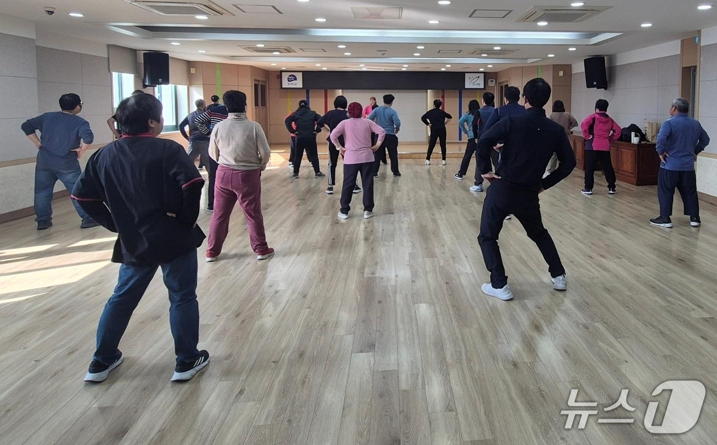 본문 이미지 - 충북 진천군 정신건강복지센터 사회재활 프로그램 운영 모습.(진천군 제공, 재판매 및 DB금지)/뉴스1