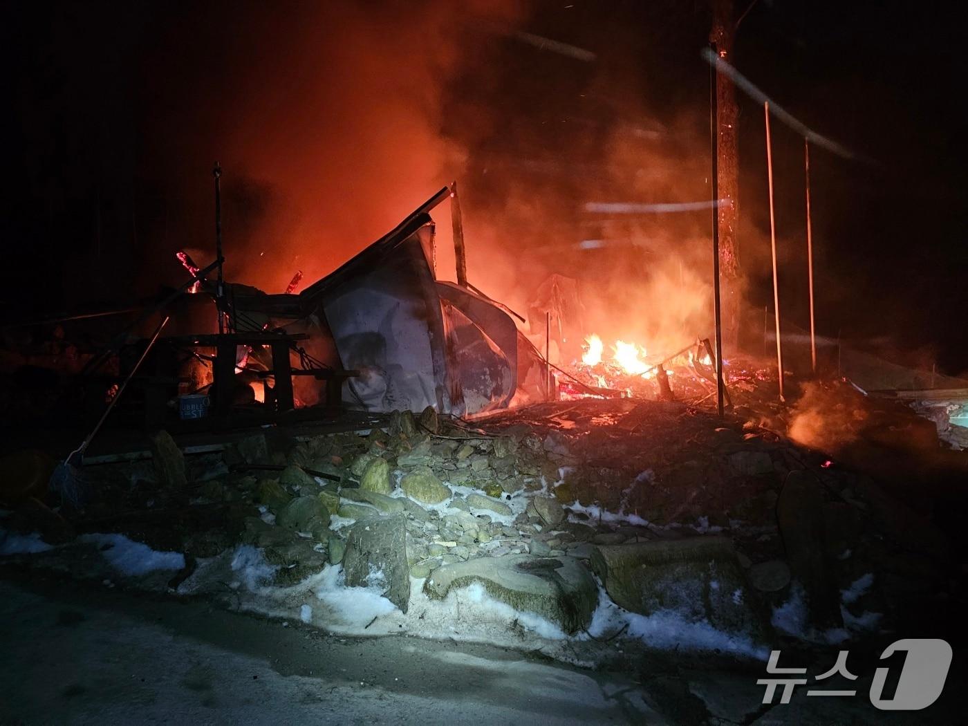 본문 이미지 - 단양군 영춘면 한 주택에서 발생한 불.(단양소방서 제공. 재판매 및 DB금지)/뉴스1 