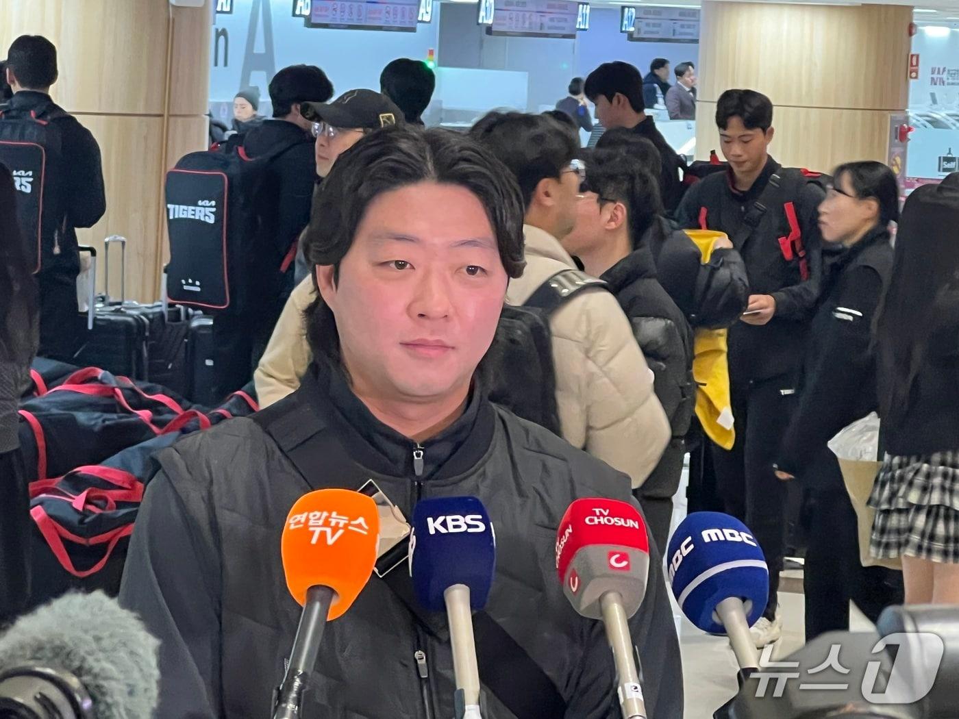 본문 이미지 - KIA 타이거즈 투수 김범수가 23일 김포공항에서 취재진과 인터뷰를 하고 있다. 2026.1.23/뉴스1 ⓒ News1 이상철 기자