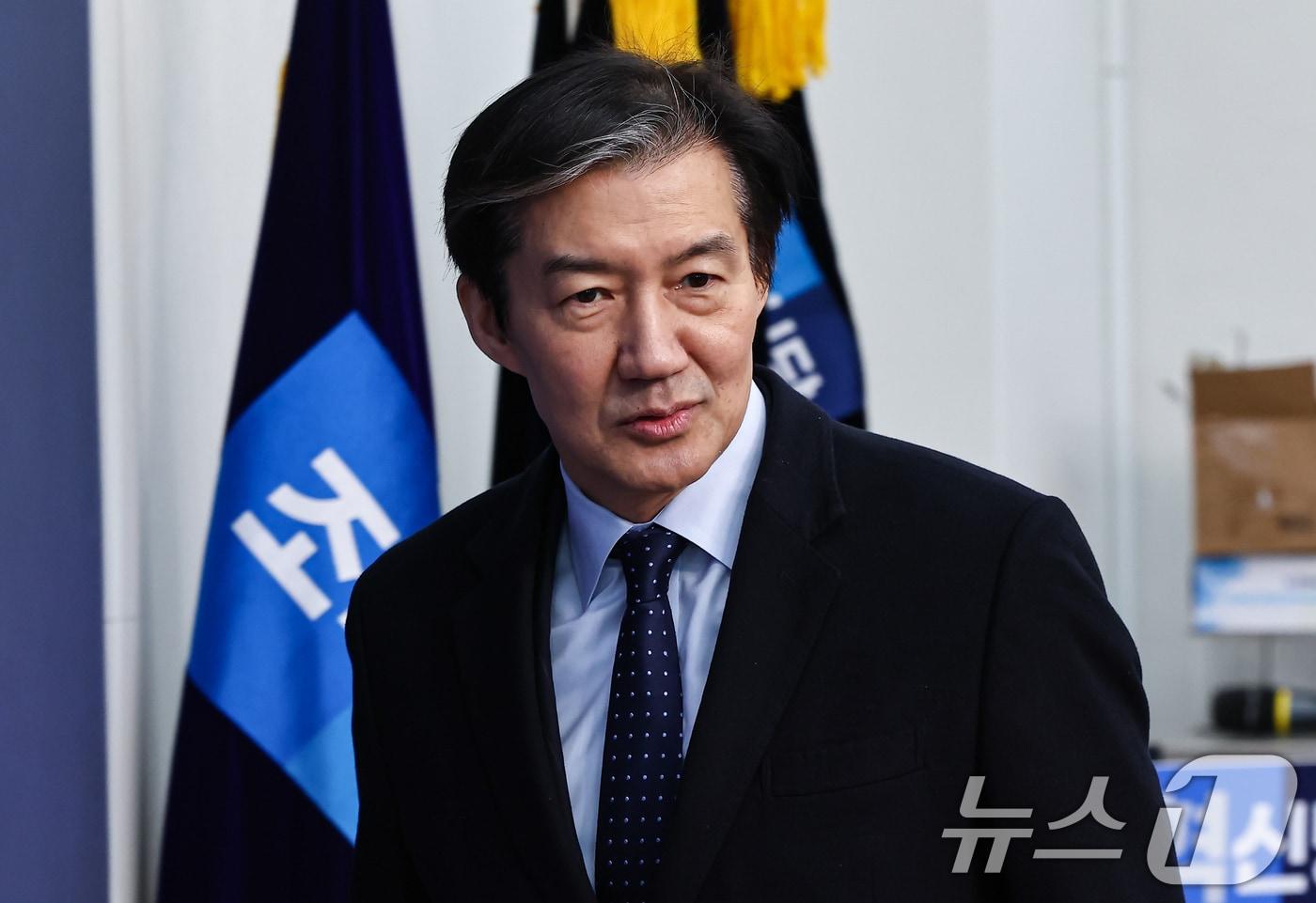 본문 이미지 - 조국 조국혁신당 대표가 24일 서울 여의도 국회에서 열린 의원총회 회의실에 들어서고 있다. 2026.1.24/뉴스1 ⓒ News1 김도우 기자