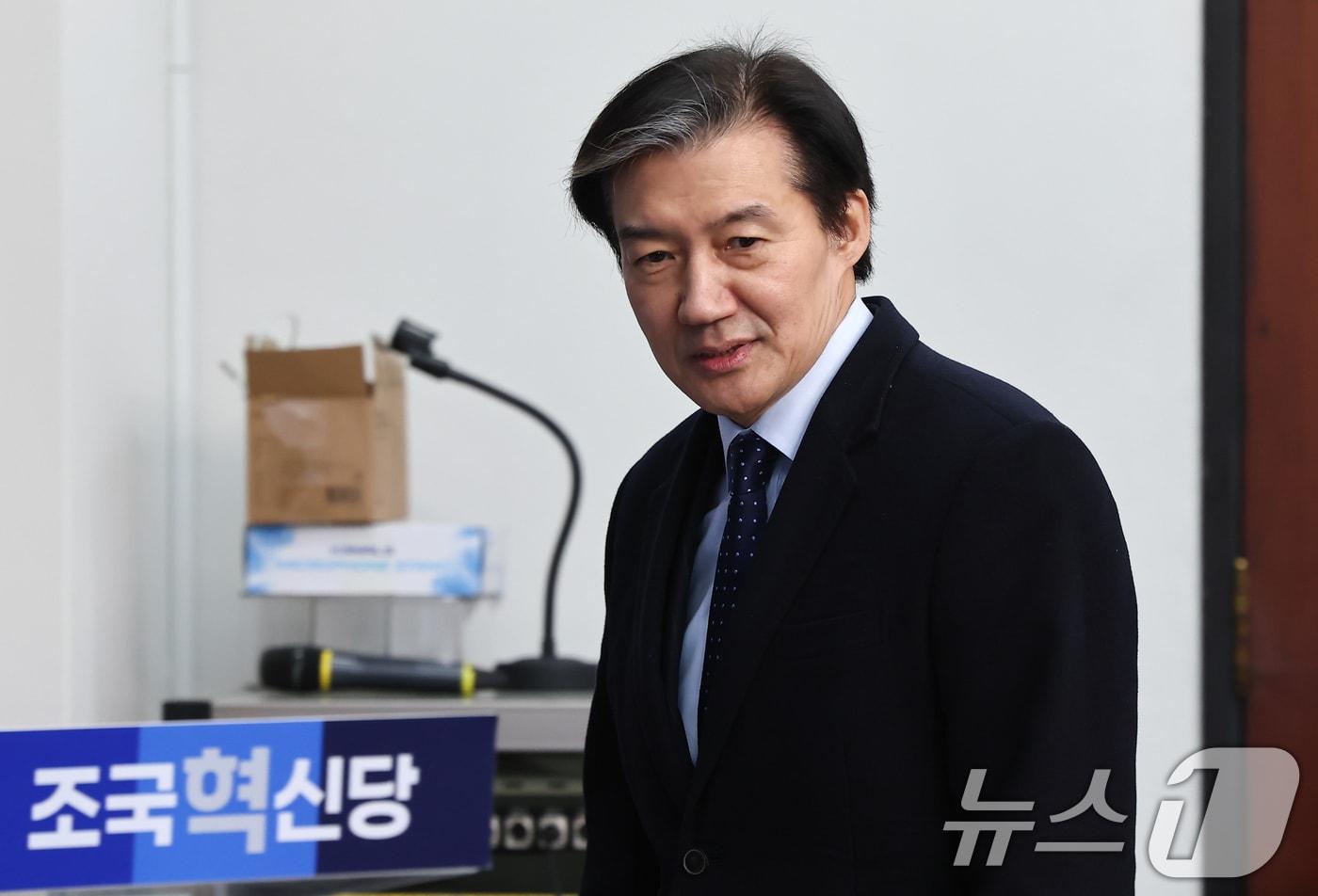 본문 이미지 - 조국 조국혁신당 대표가 24일 서울 여의도 국회에서 열린 의원총회 회의실에 들어서고 있다. 조국혁신당은 이날 의총에서 정청래 더불어민주당 대표가 제안한 합당에 대해 논의할 예정이다. 2026.1.24/뉴스1 ⓒ News1 김도우 기자