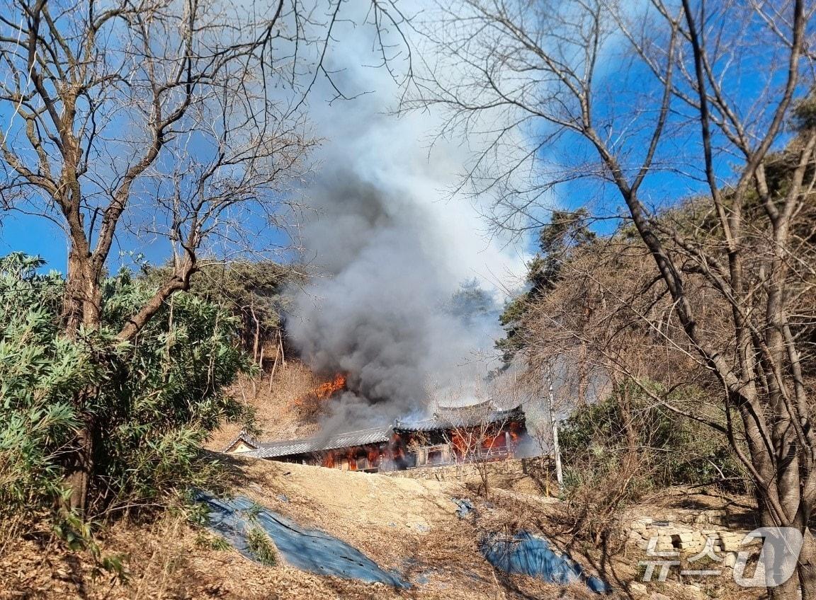 본문 이미지 - 24일 오전 10시25분쯤 경북 영주시 풍기읍에 있는 한 고택에서 불이 나 인근 야산으로 확대돼 산림 당국이 진화 중이다.(산림청 제공. 재판매 및 DB금지)
