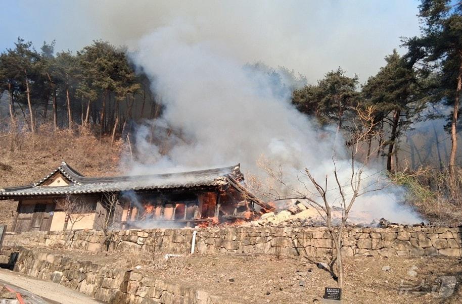 본문 이미지 - 24일 오전 10시25분쯤 경북 영주시 풍기읍의 한 고택 화재 현장 (경북소방본부 제공. 재판매 및 DB금지) 2026.1.24/뉴스1