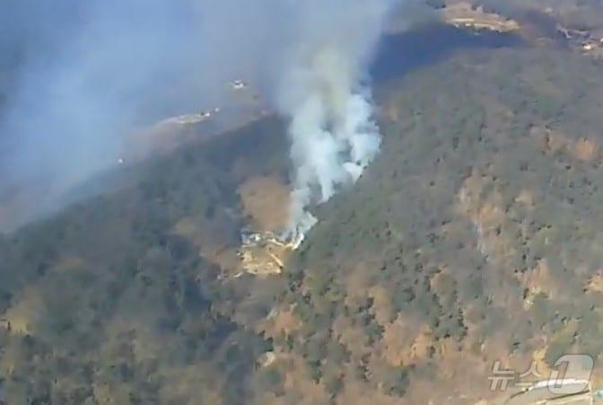 본문 이미지 - 24일 오전 10시25분쯤 경북 영주시 풍기읍의 한 고택에서 불이 나 인근 야산으로 번지고 있어 당국이 헬기 11대를 투입해 진화 중이다.(경북소방본부 제공. 재판매 및 DB금지) 2026.1.24/뉴스1 